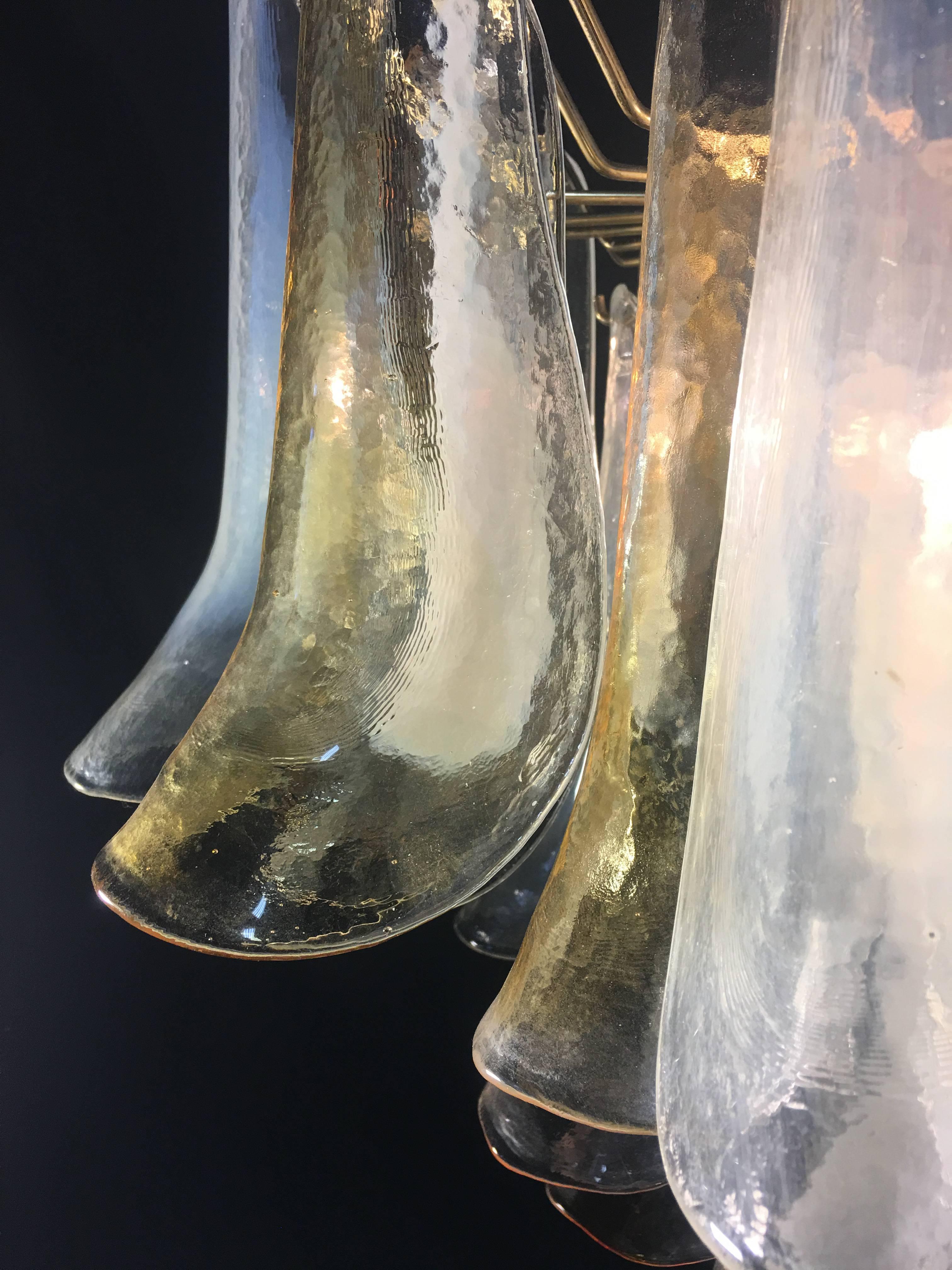 Elegante coppia di lampadari a petali bianchi e ambra, Murano, anni '90 in vendita 7