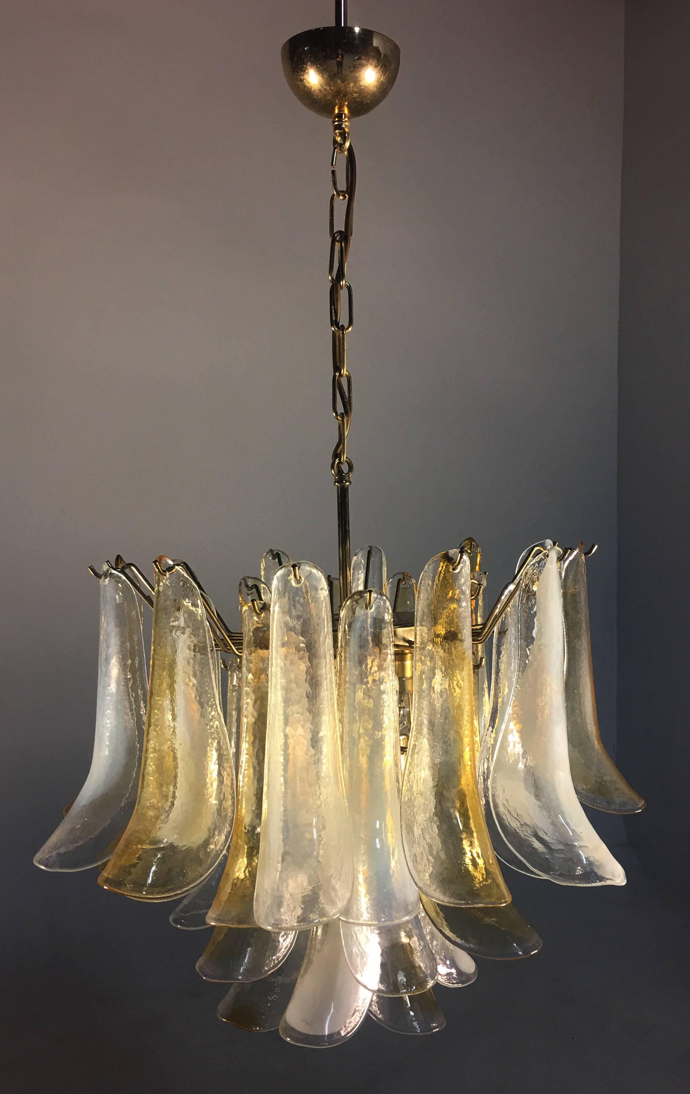 Elegante coppia di lampadari a petali bianchi e ambra, Murano, anni '90 in vendita 11