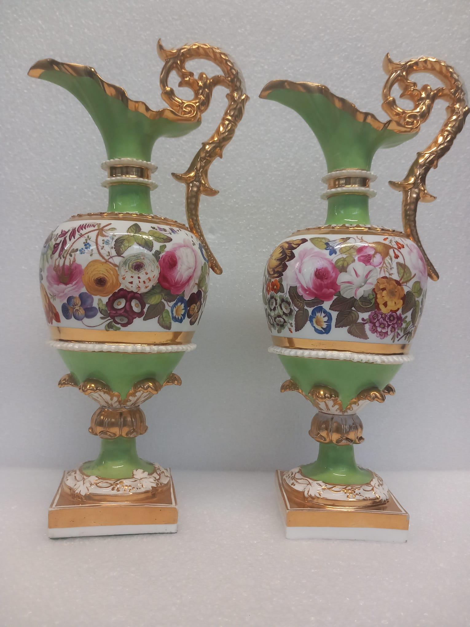 Rococo Revival Elegant Pair of Early 19th Century Coalport or Minton Porcelain Urns (c. 1810) For Sale