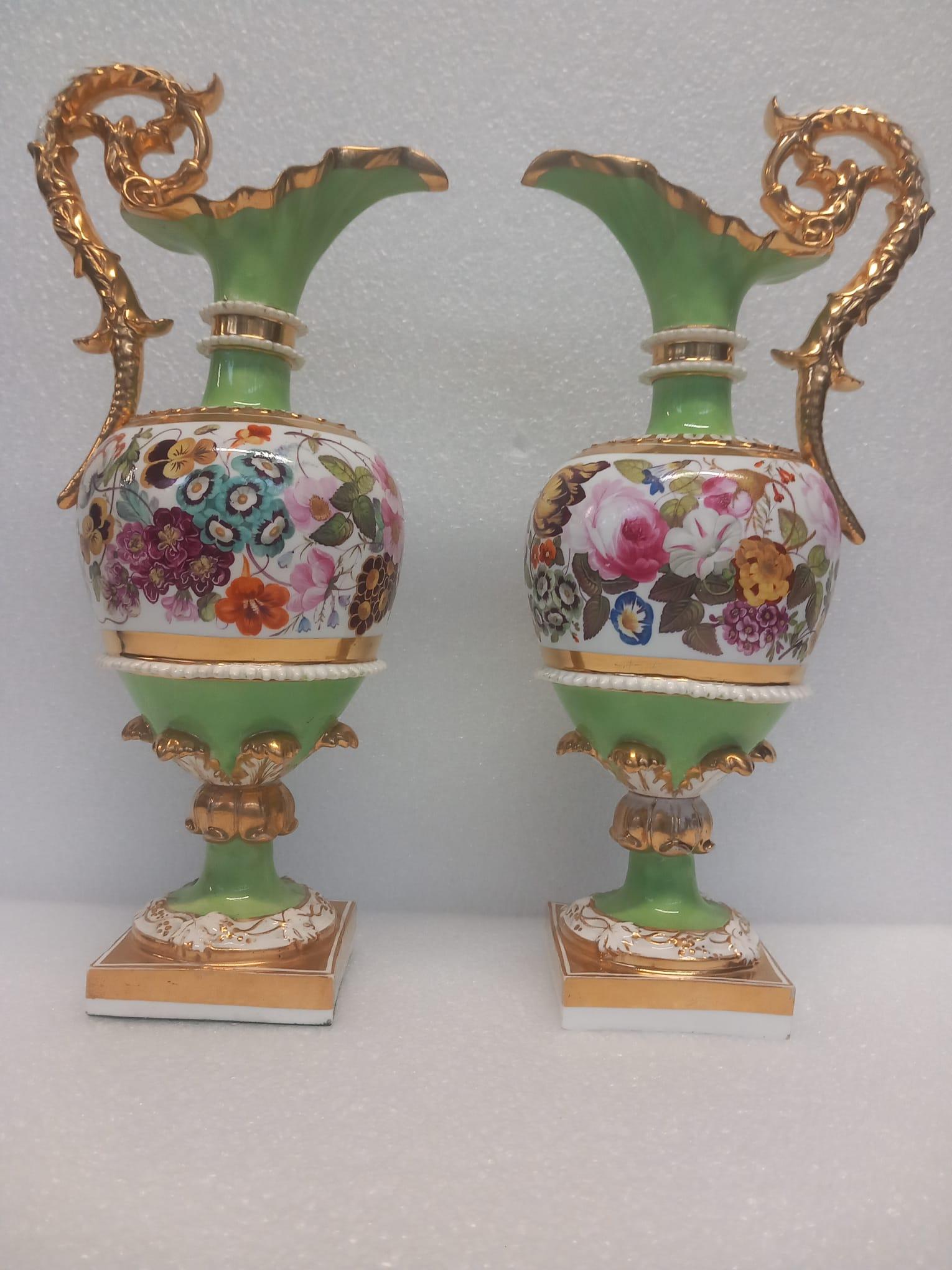 English Elegant Pair of Early 19th Century Coalport or Minton Porcelain Urns (c. 1810) For Sale