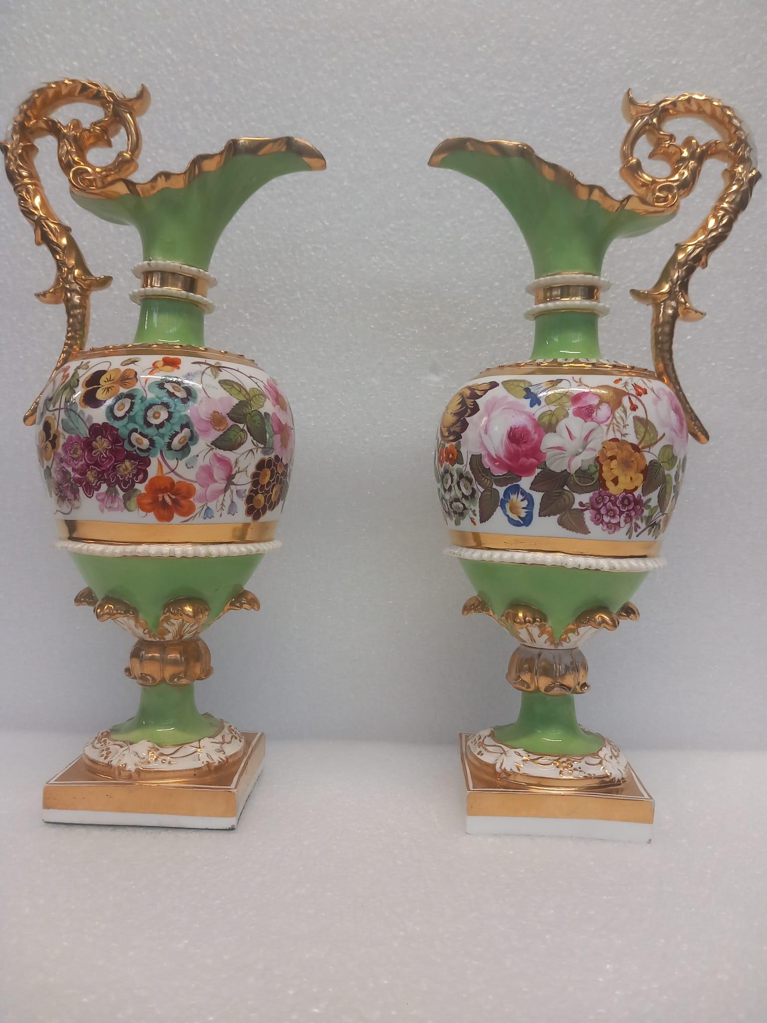 Gilt Elegant Pair of Early 19th Century Coalport or Minton Porcelain Urns (c. 1810) For Sale