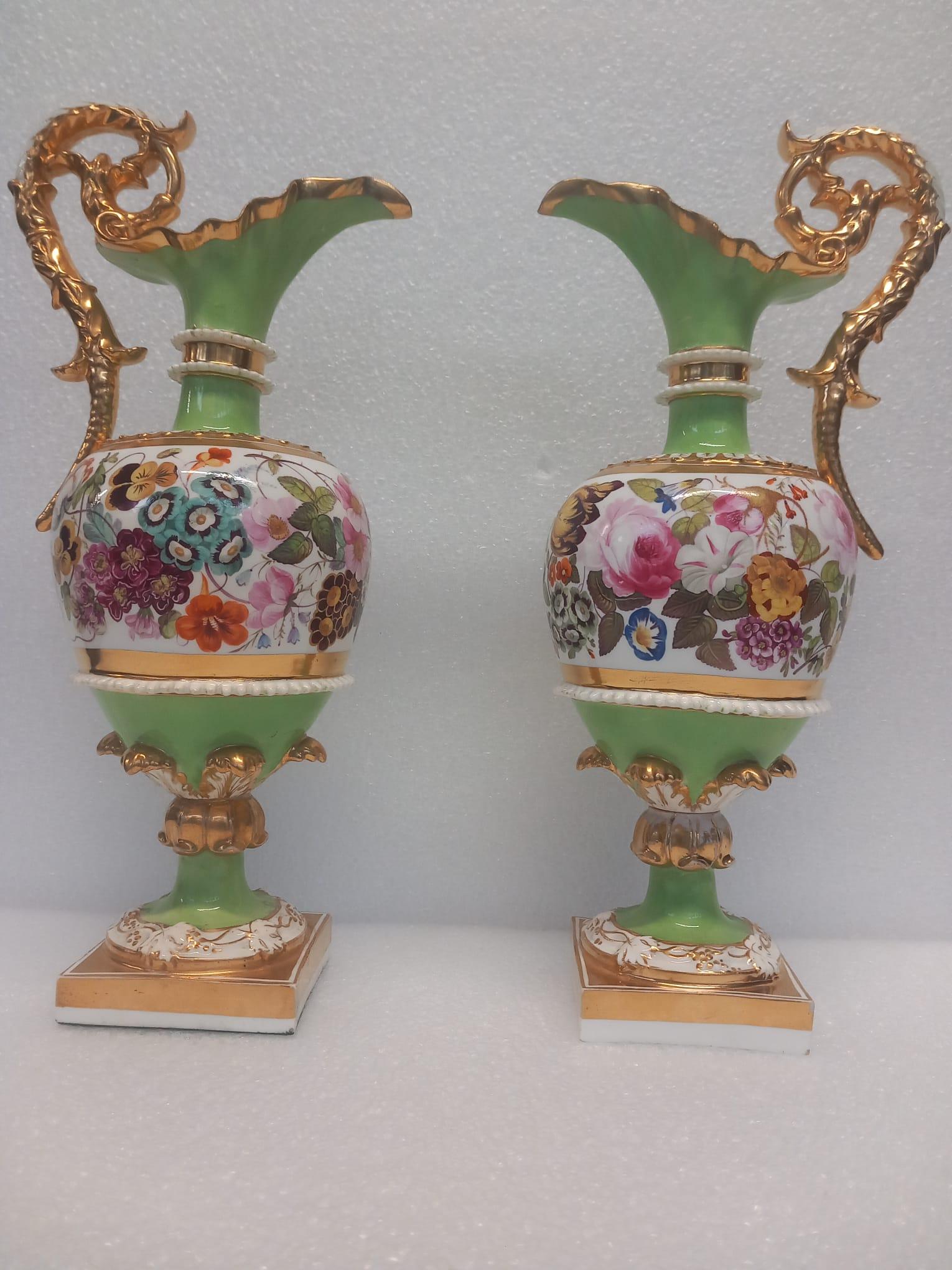 Elegant Pair of Early 19th Century Coalport or Minton Porcelain Urns (c. 1810) In Good Condition For Sale In London, GB