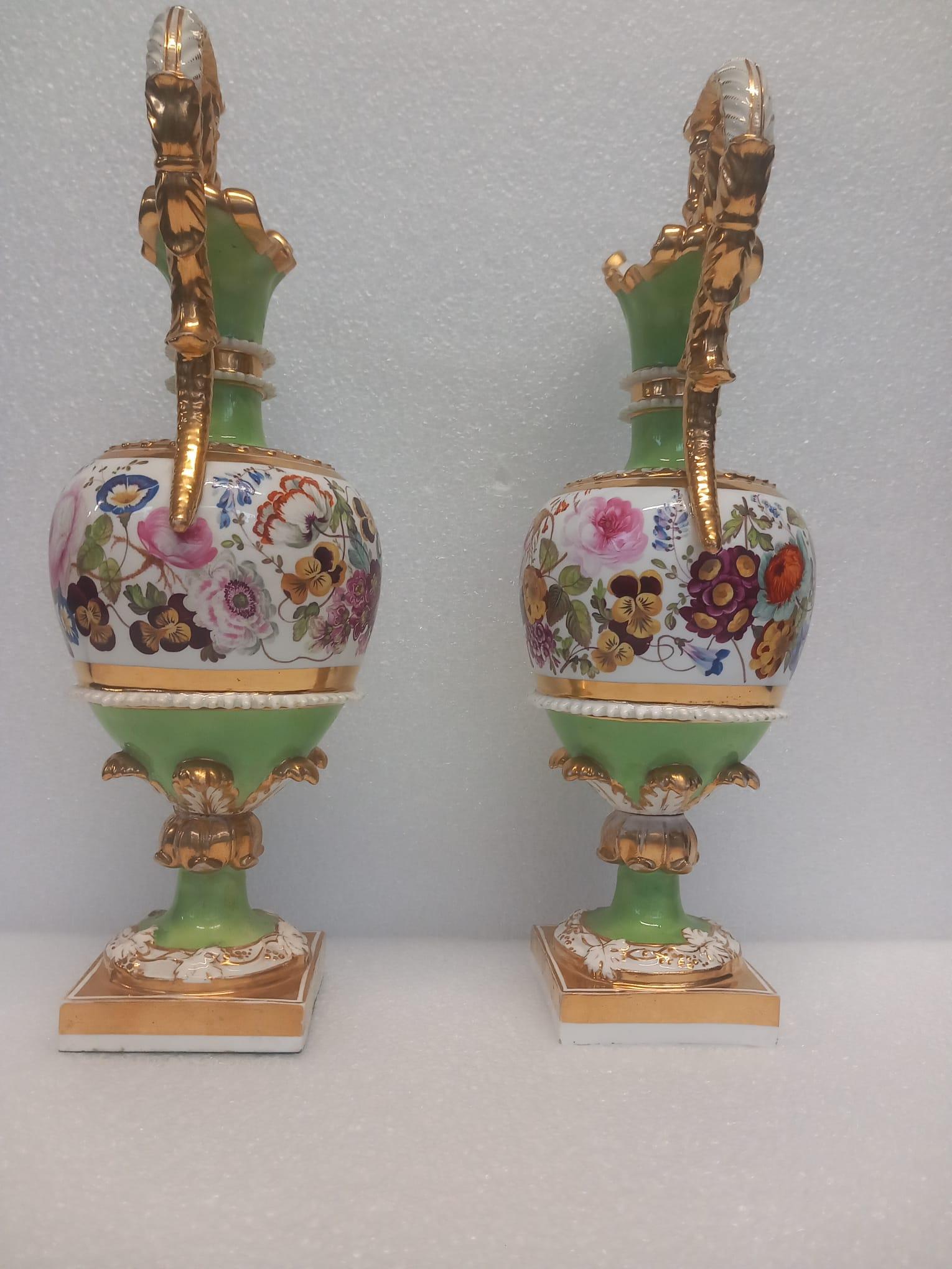 Elegant Pair of Early 19th Century Coalport or Minton Porcelain Urns (c. 1810) For Sale 1