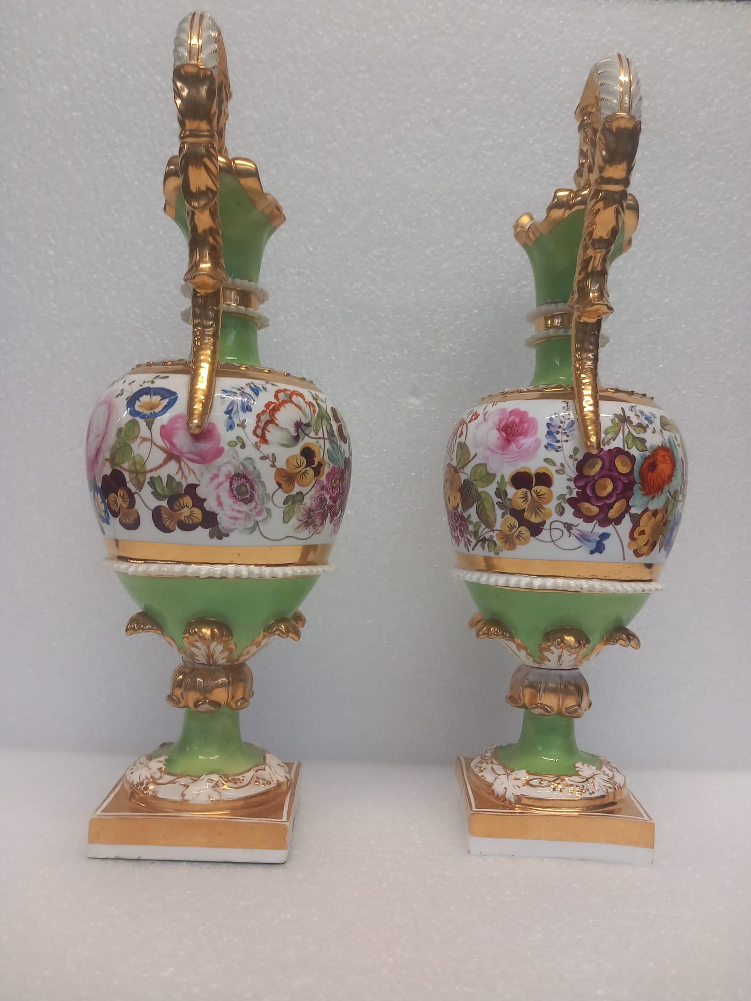 Elegant Pair of Early 19th Century Coalport or Minton Porcelain Urns (c. 1810) For Sale 2