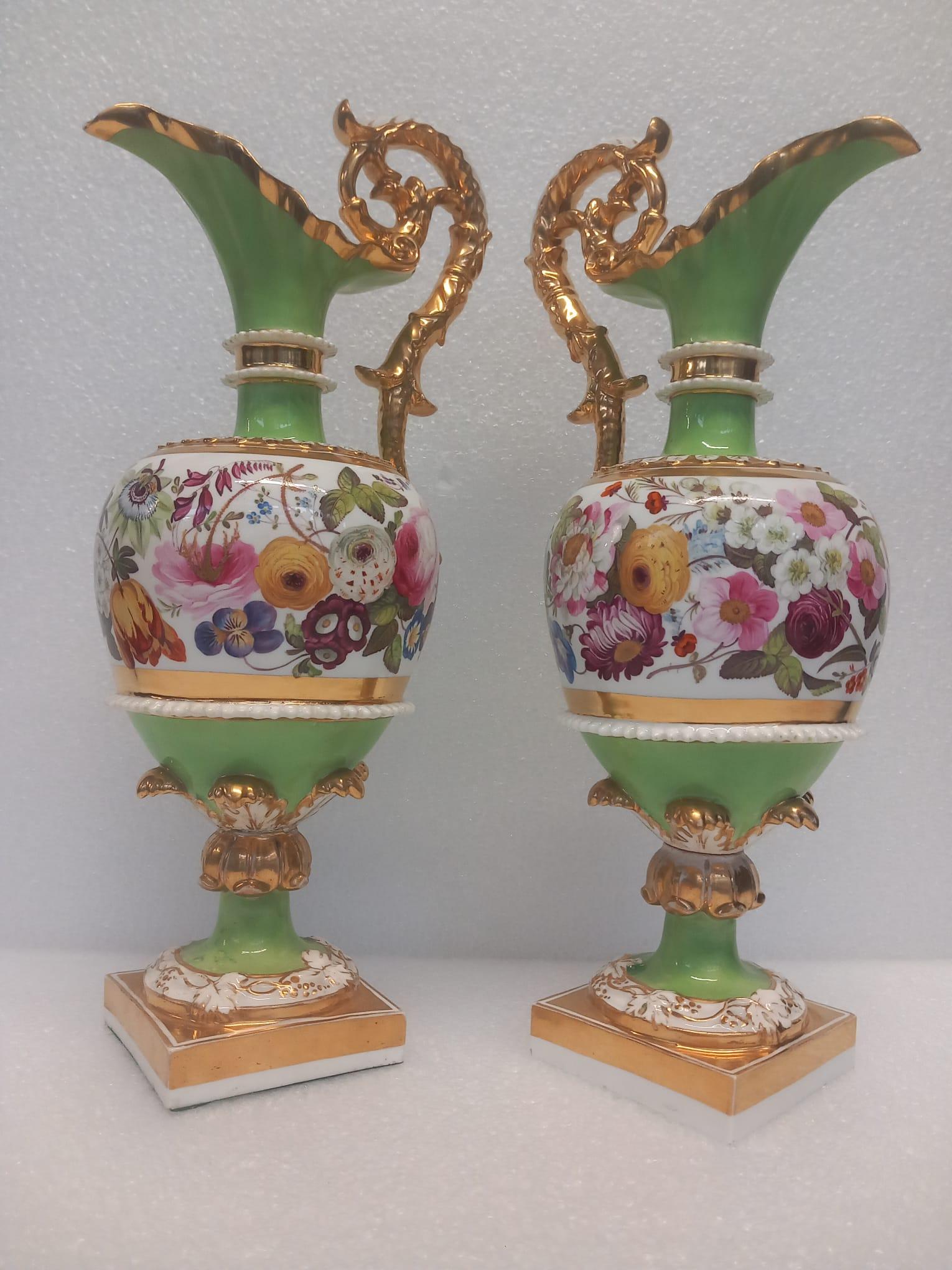 Elegant Pair of Early 19th Century Coalport or Minton Porcelain Urns (c. 1810) For Sale 3