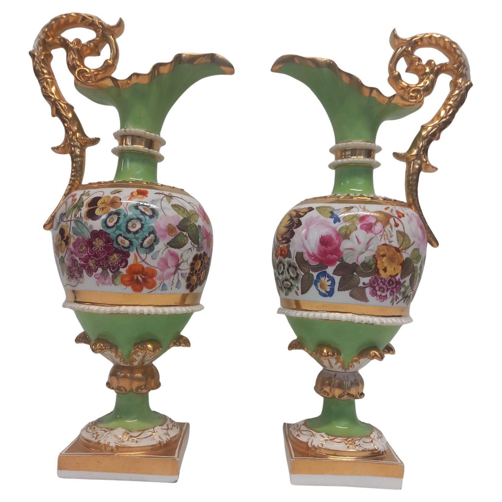 Elegante pareja de urnas de porcelana de Coalport o Minton de principios del siglo XIX (c. 1810)