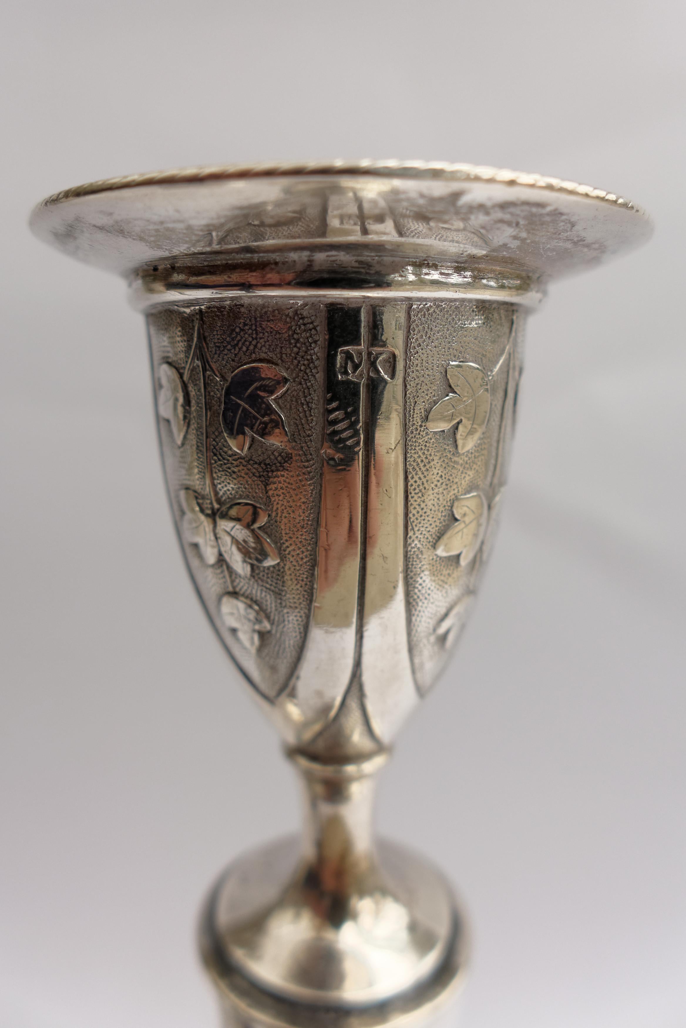 Une élégante paire de chandeliers néoclassiques austro-hongrois en argent. Chacune repose sur un pied circulaire, gravé de panneaux floraux, la tige légèrement effilée est gravée d'un monogramme 