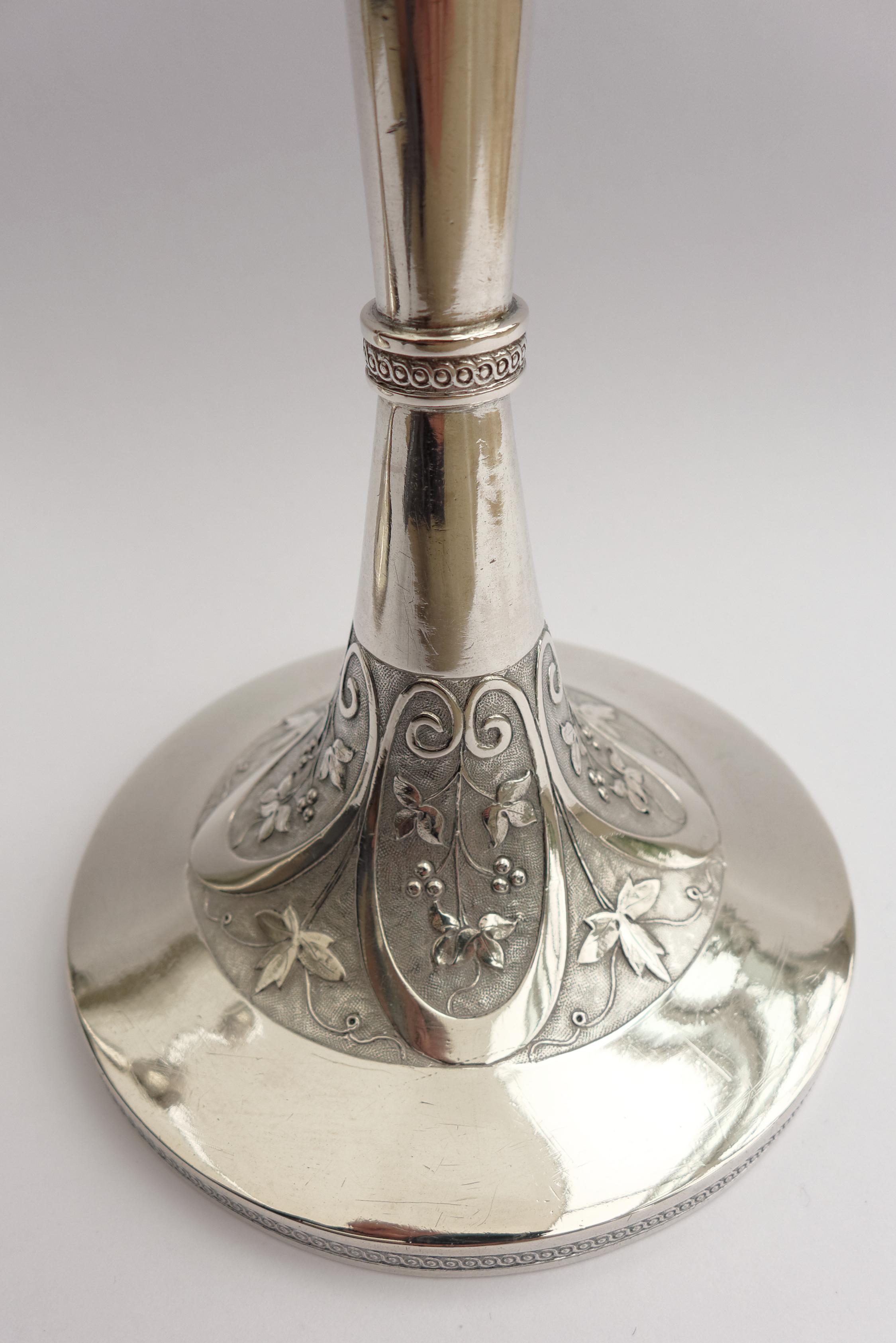 Paar neoklassizistische Silber-Kerzenständer aus dem frühen 19. Jahrhundert im Angebot 1