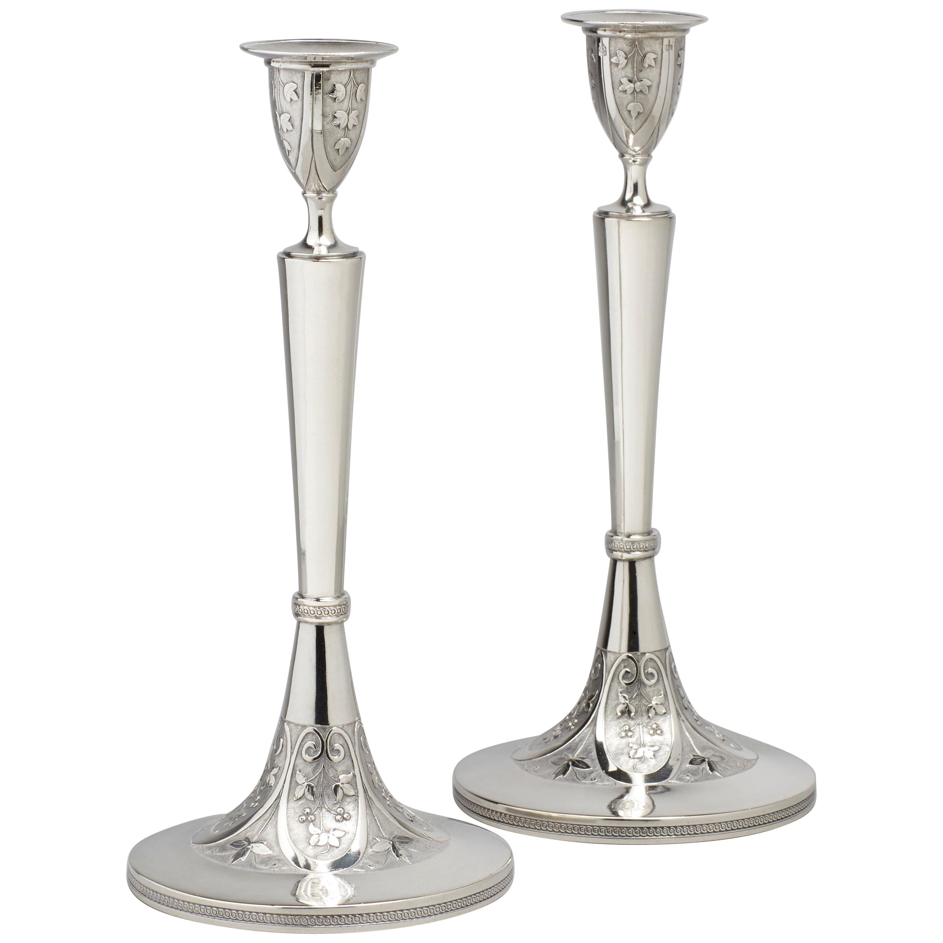Elegante pareja de candelabros neoclásicos de plata de principios del siglo XIX en venta