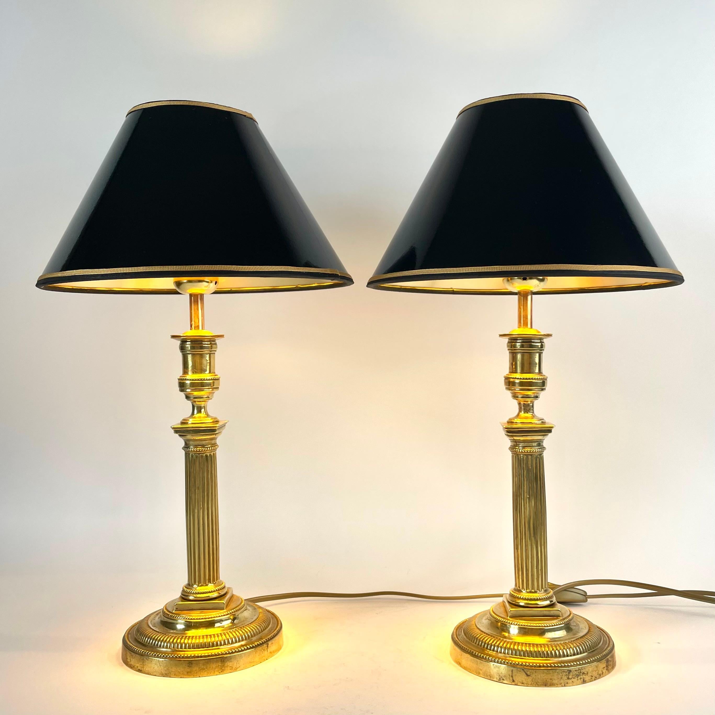 
Pareja de lámparas de mesa imperio de bronce, Francia, 1820

Elegante par de lámparas de mesa francesas fabricadas a partir de candeleros Imperio de bronce originales, de la década de 1820. El diseño presenta columnas estriadas clásicas y una