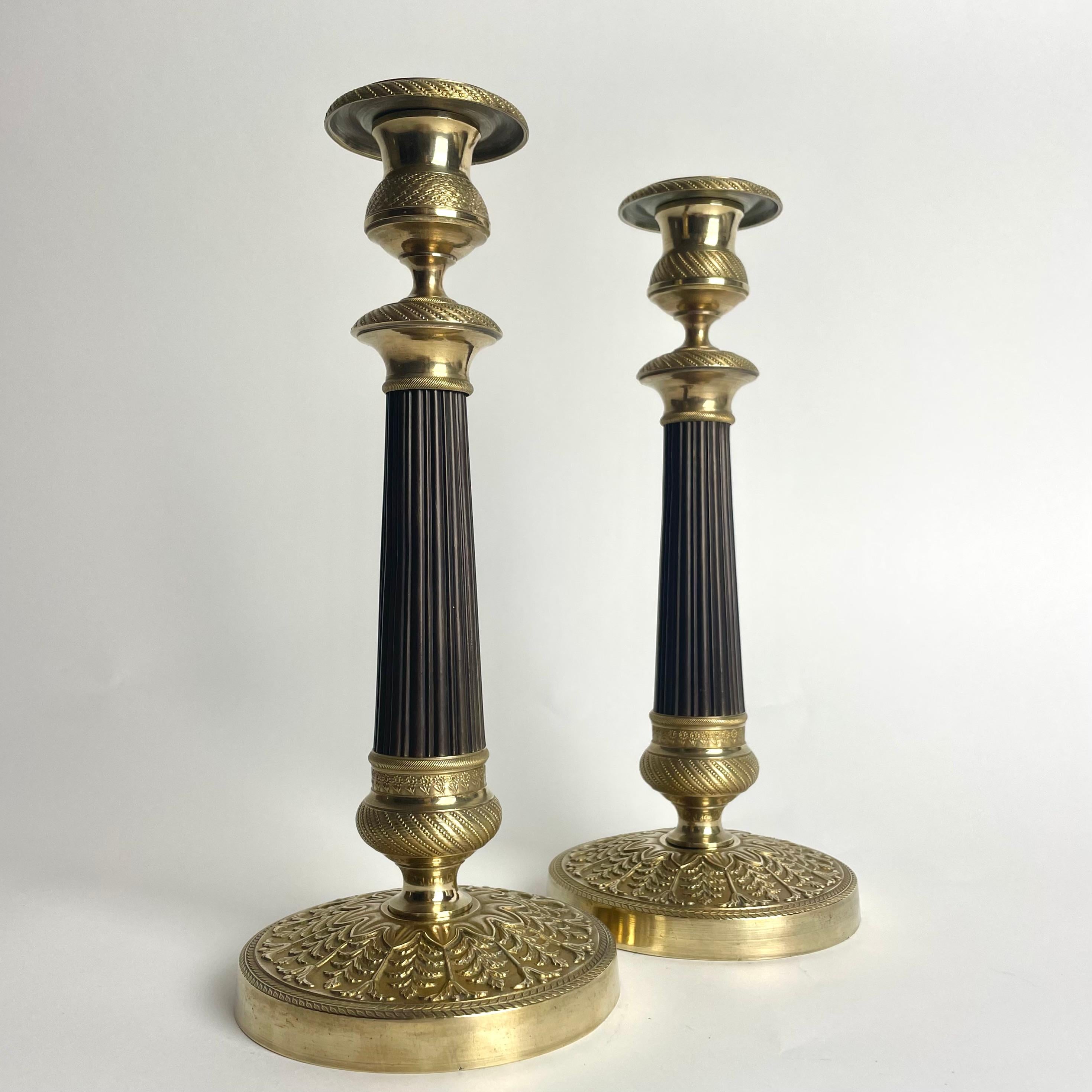 Preciosa pareja de candelabros Imperio en bronce dorado y patinado oscuro. Fabricado en Francia durante la década de 1820. Diseño muy de época.

Desgaste propio de la edad y el uso 