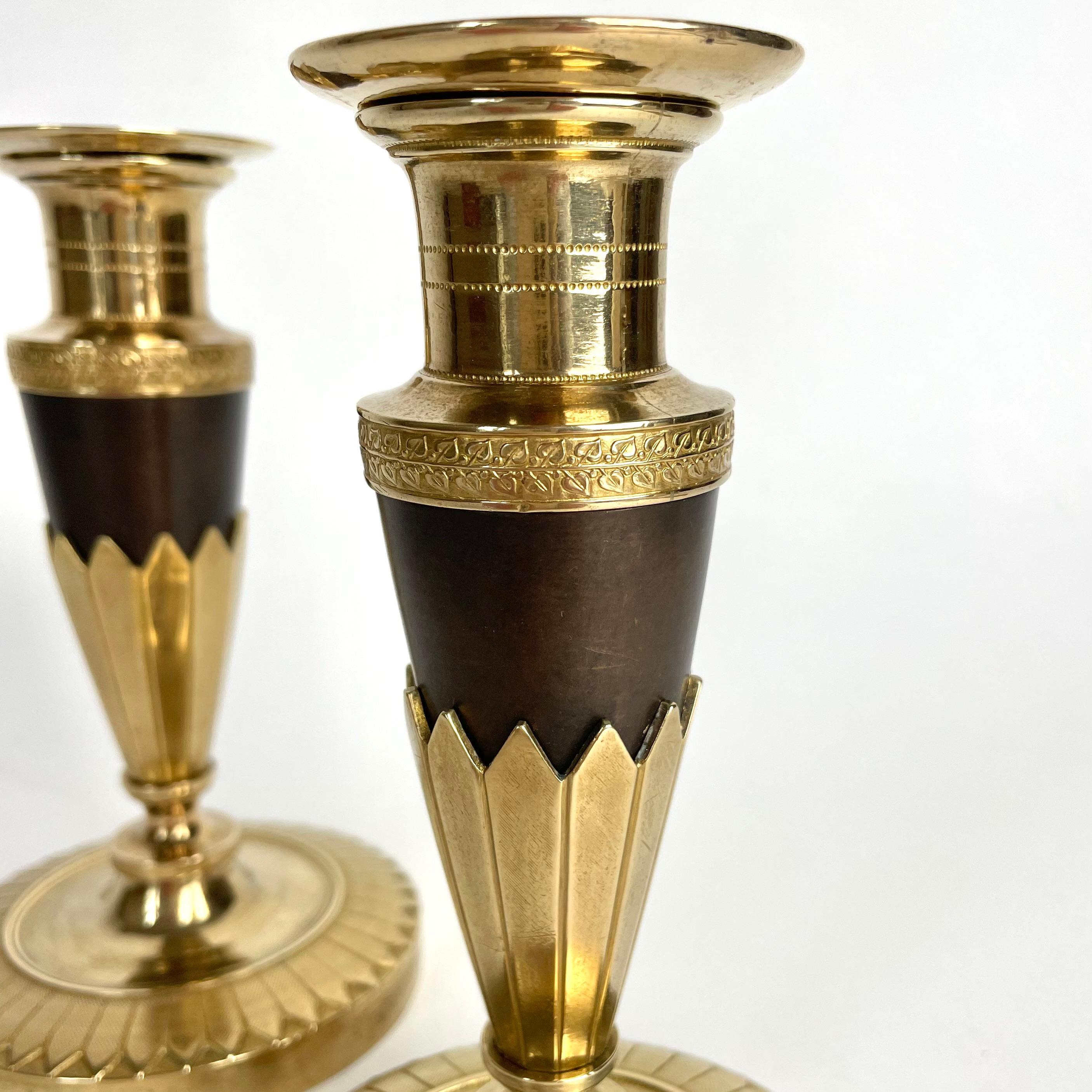 Elegant pair of Empire Candlesticks in gilt and dark patinated bronze. 1820s In Good Condition For Sale In Knivsta, SE