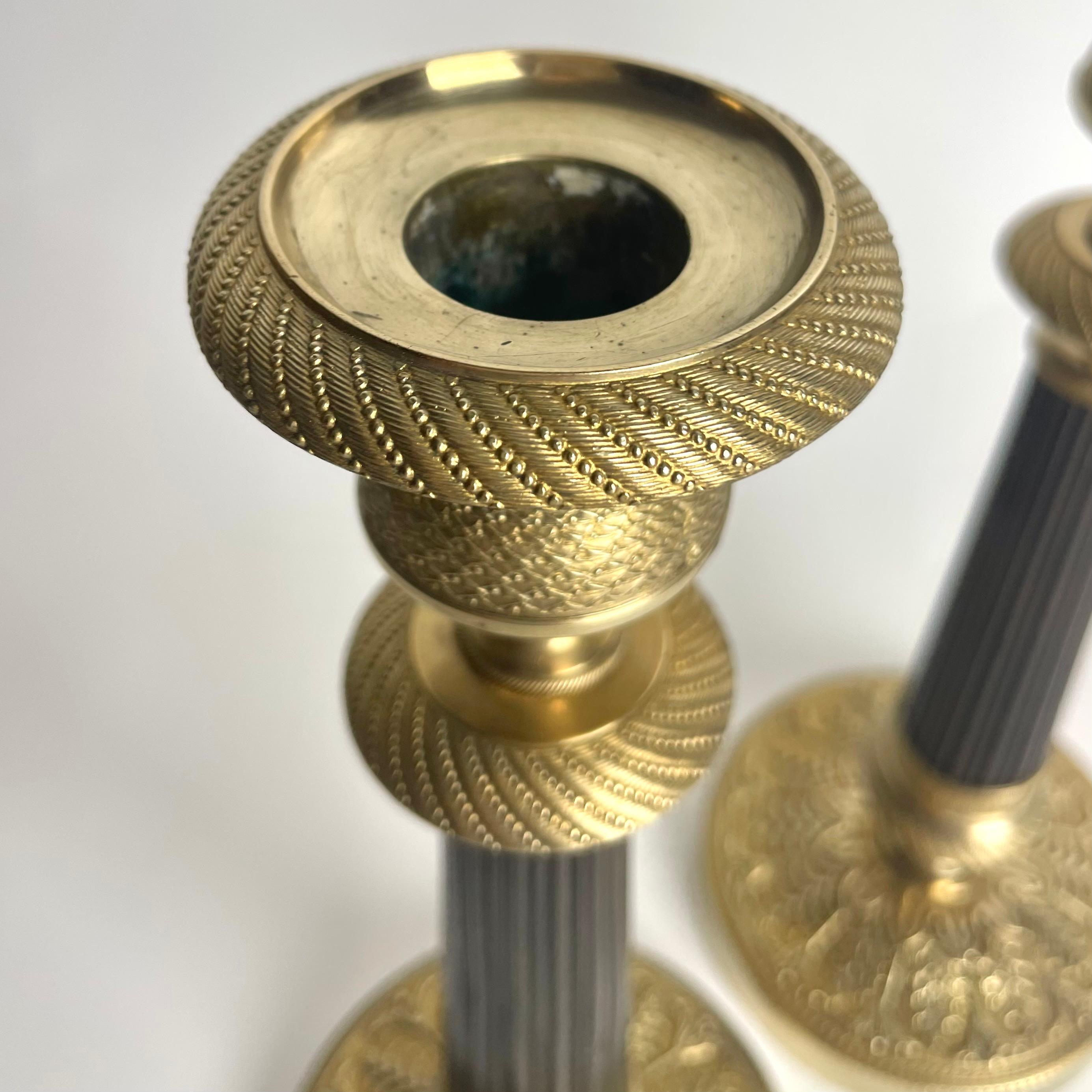 Elegante pareja de candeleros Imperio en bronce dorado y patinado oscuro. 1820s Bronce en venta