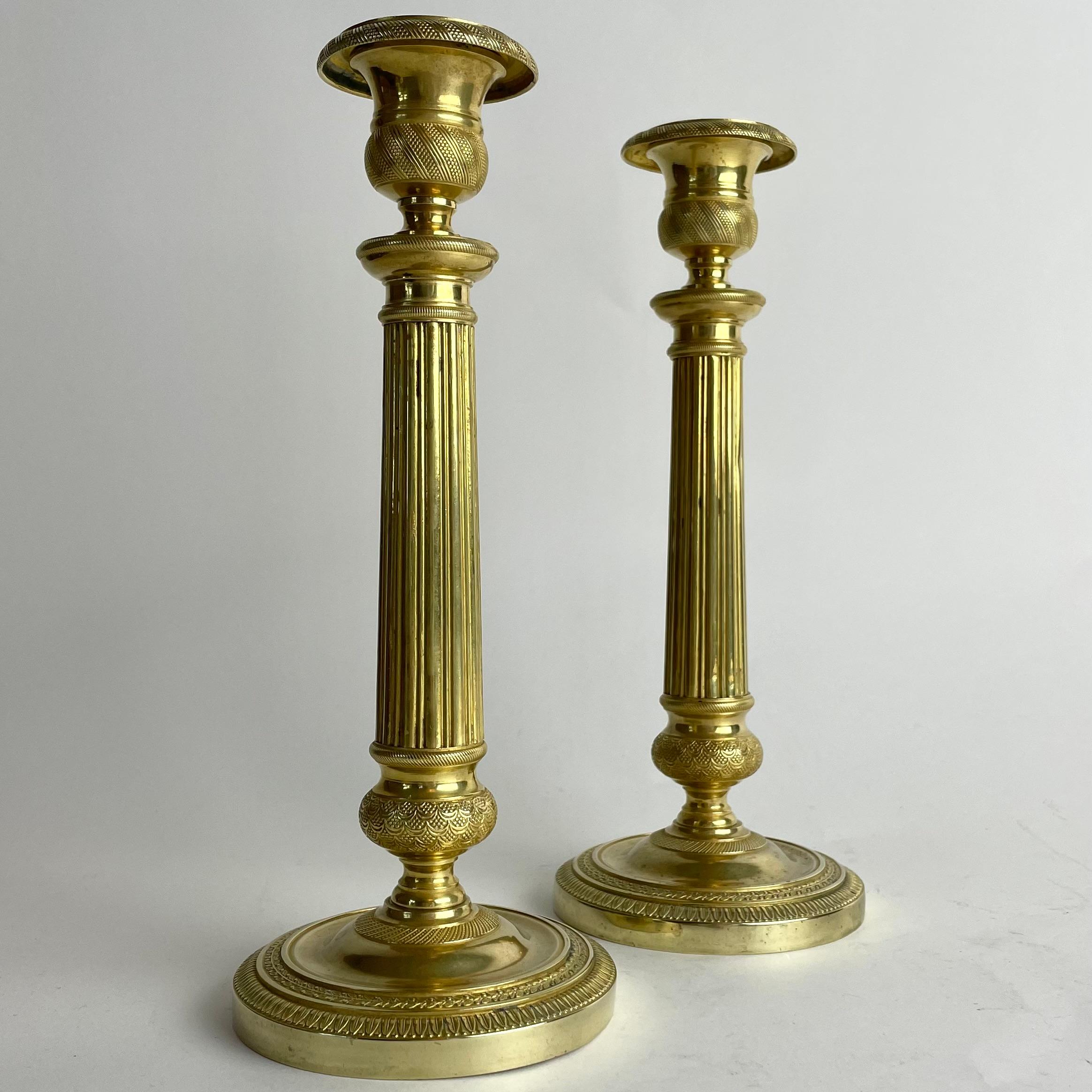 Elegante coppia di candelabri Impero in bronzo dorato, Francia, anni '20 del XIX secolo.

Una raffinata coppia di candelieri francesi degli anni '20 del XIX secolo, realizzati in bronzo dorato e riccamente decorati nel classico stile Impero.