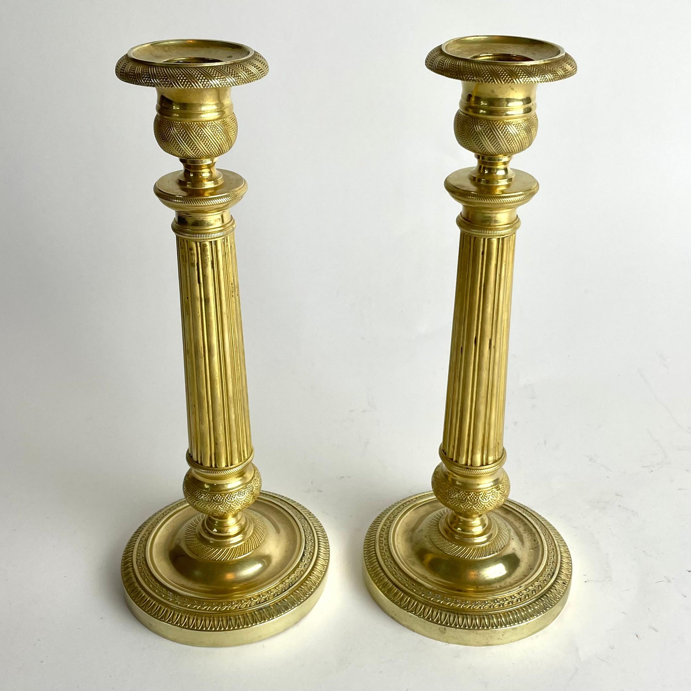 Stile impero Elegante coppia di candelabri Impero in bronzo dorato, Francia, anni '20 del XIX secolo. in vendita