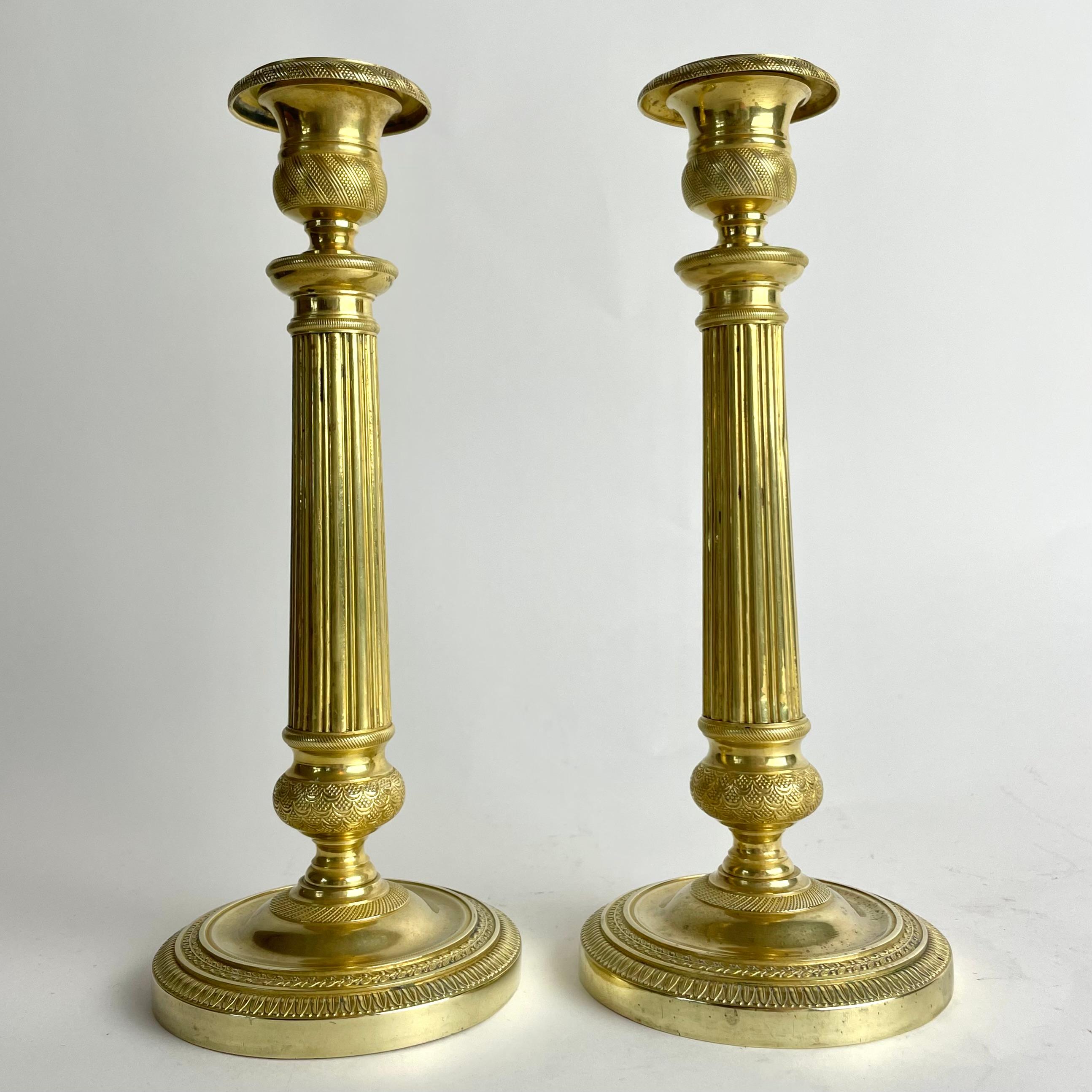 Francese Elegante coppia di candelabri Impero in bronzo dorato, Francia, anni '20 del XIX secolo. in vendita