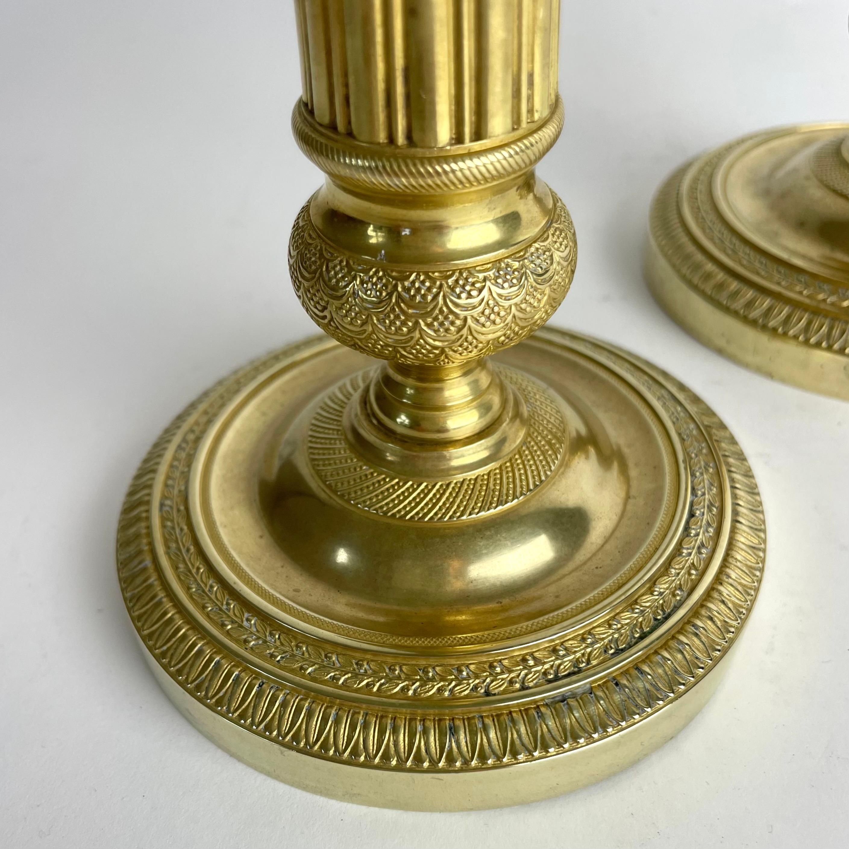 Dorato Elegante coppia di candelabri Impero in bronzo dorato, Francia, anni '20 del XIX secolo. in vendita