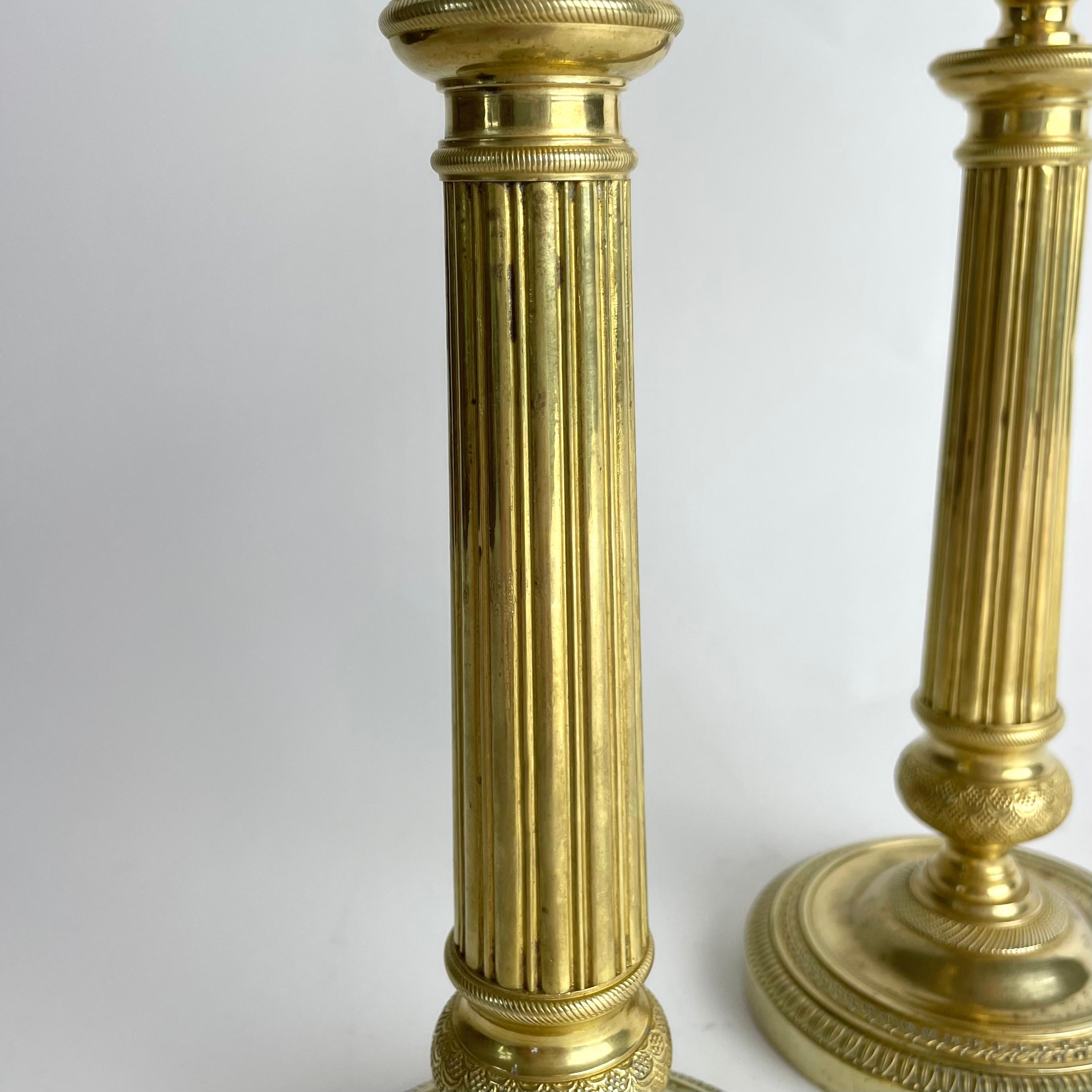 Elegante coppia di candelabri Impero in bronzo dorato, Francia, anni '20 del XIX secolo. In condizioni buone in vendita a Knivsta, SE