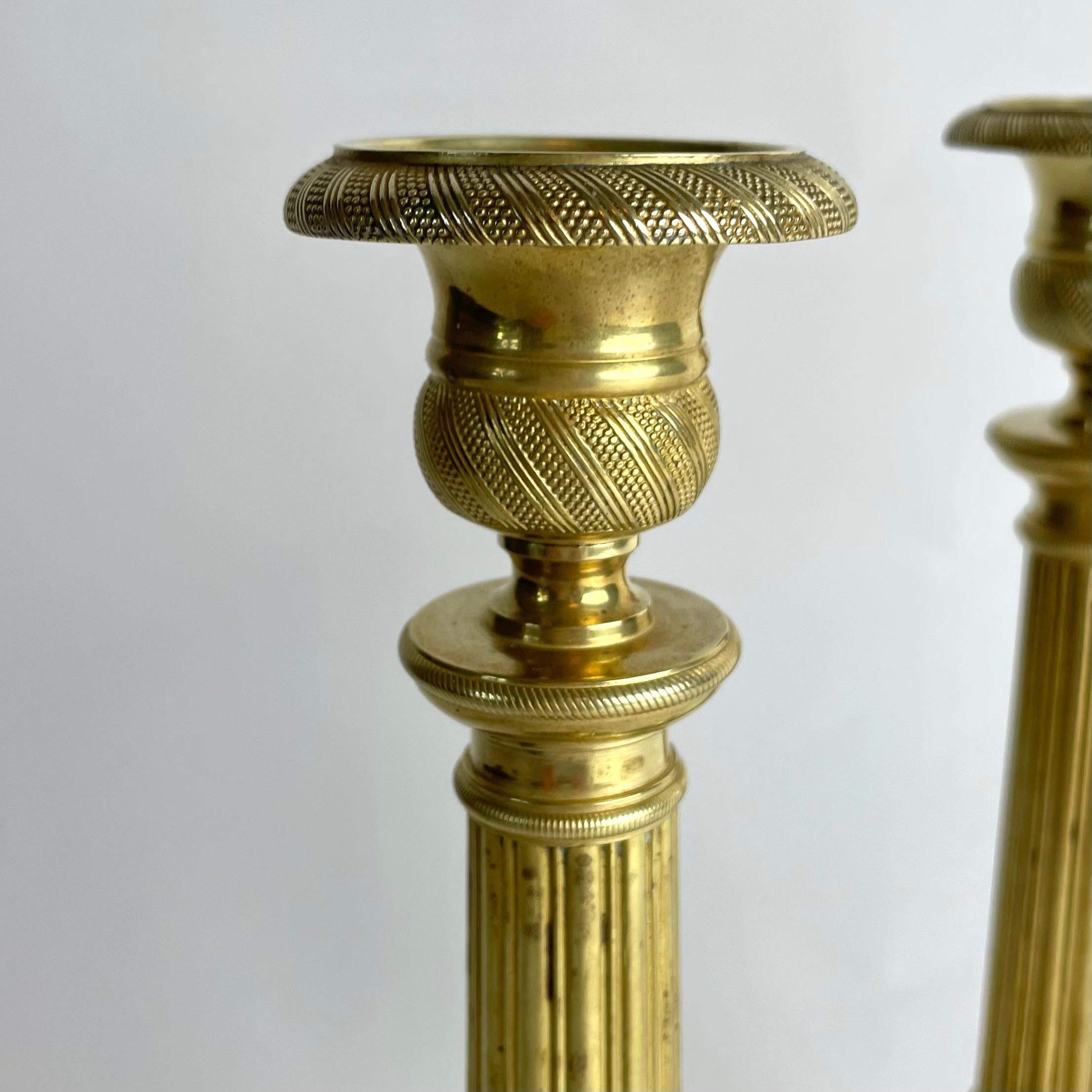 Inizio XIX secolo Elegante coppia di candelabri Impero in bronzo dorato, Francia, anni '20 del XIX secolo. in vendita