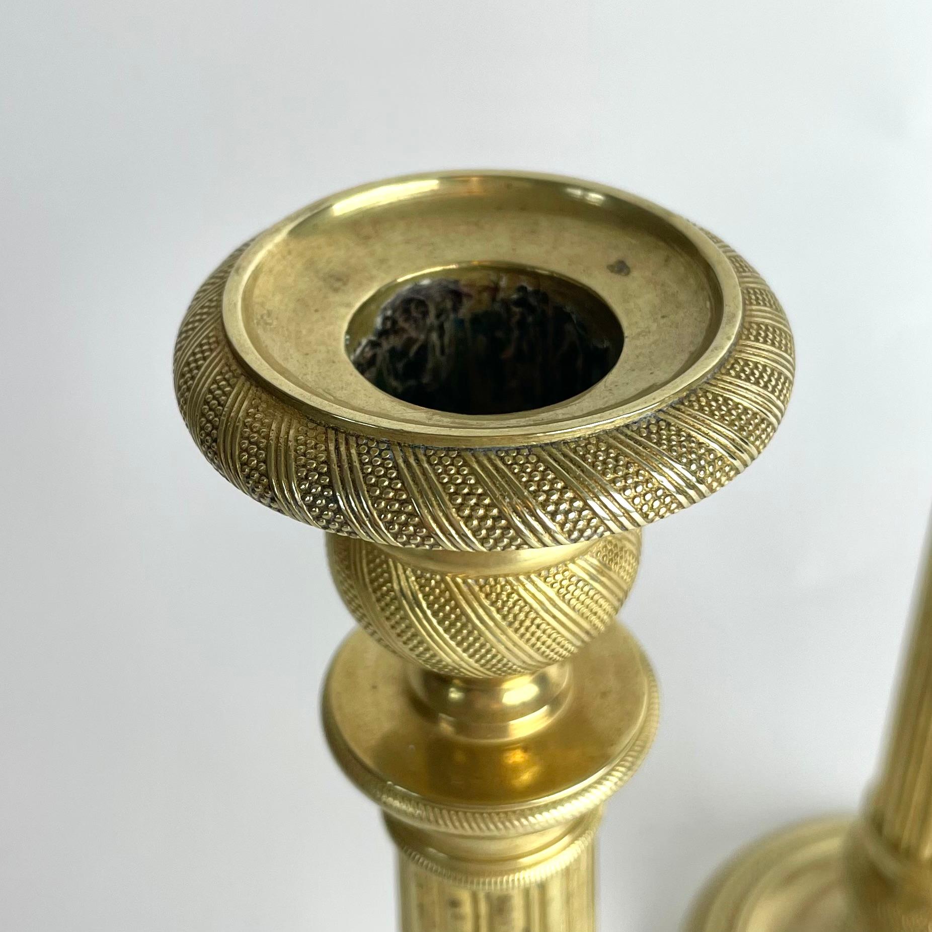Bronzo Elegante coppia di candelabri Impero in bronzo dorato, Francia, anni '20 del XIX secolo. in vendita