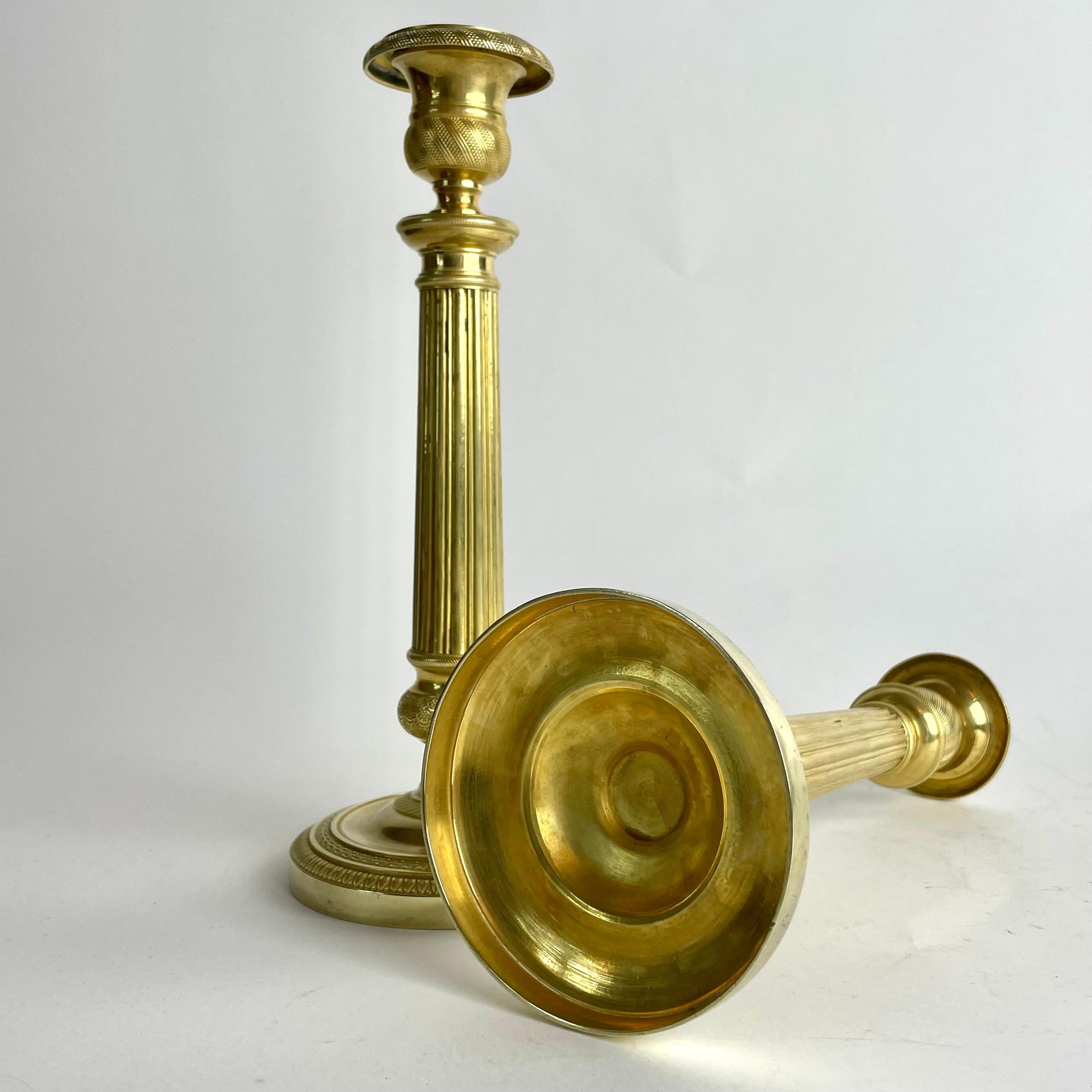 Elegante coppia di candelabri Impero in bronzo dorato, Francia, anni '20 del XIX secolo. in vendita 1