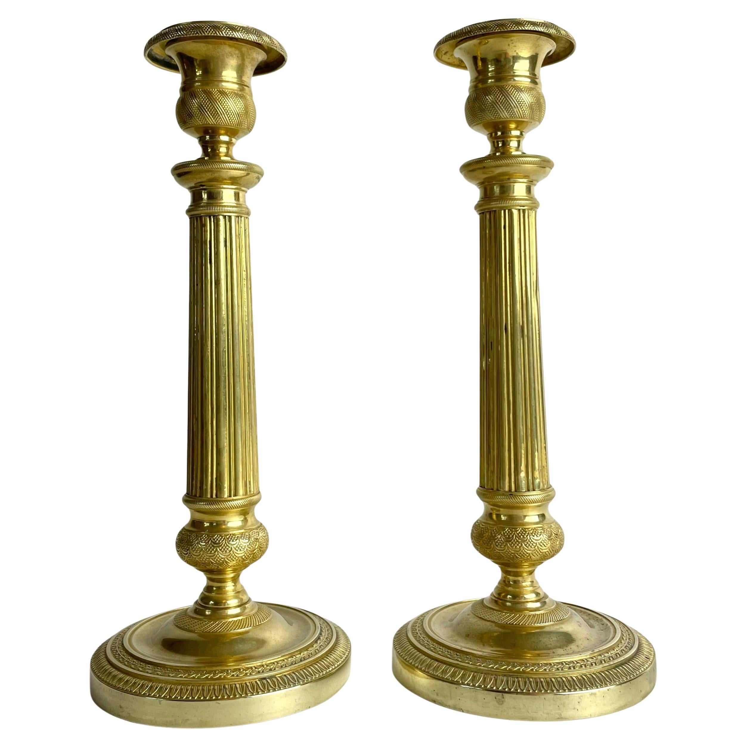 Élégante paire de chandeliers Empire en bronze doré, France vers 1820