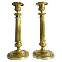 Elegante coppia di candelabri Impero in bronzo dorato, Francia, anni '20 del XIX secolo.