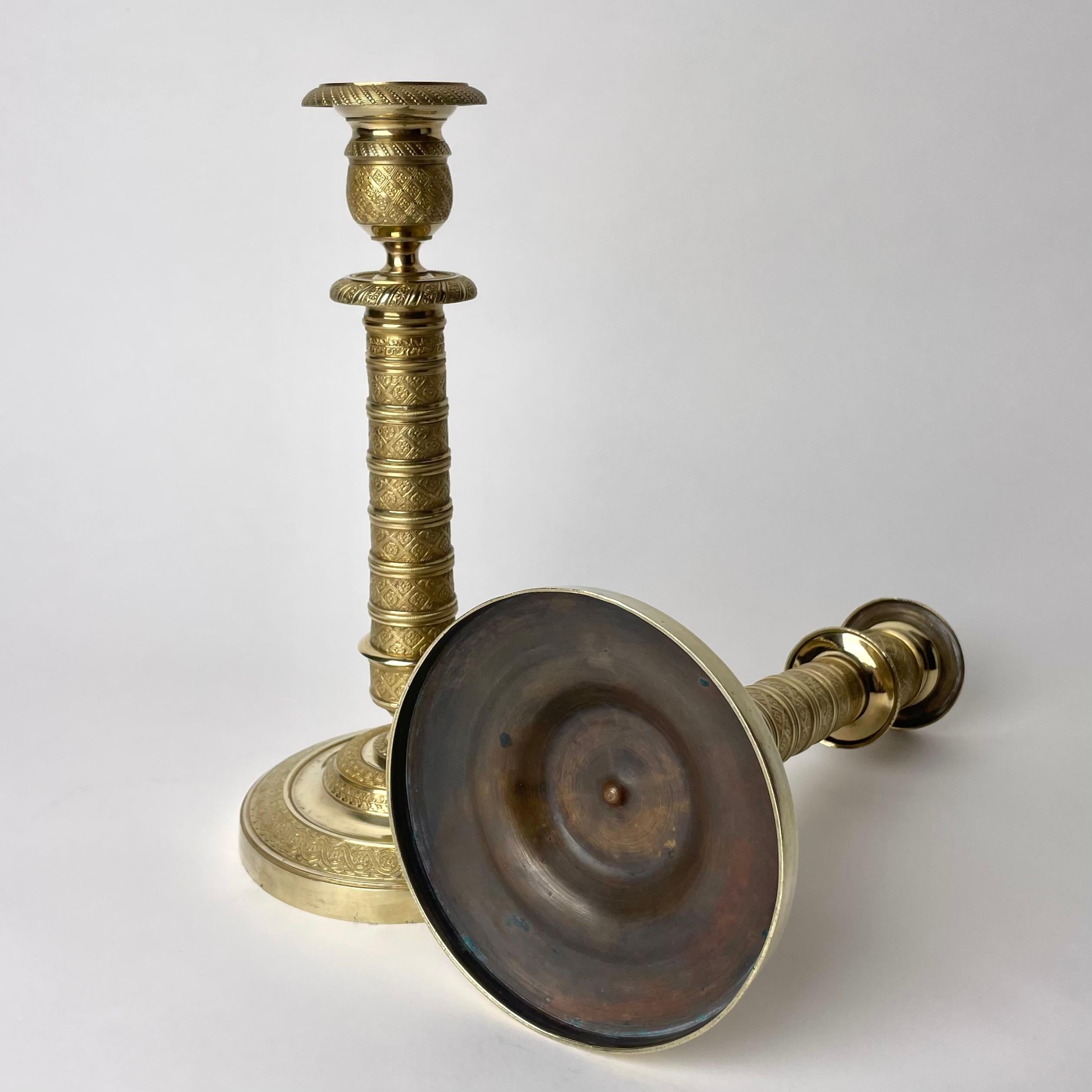 Elegant pair of Empire Candlesticks in gilt bronze from the 1810s.  For Sale 3