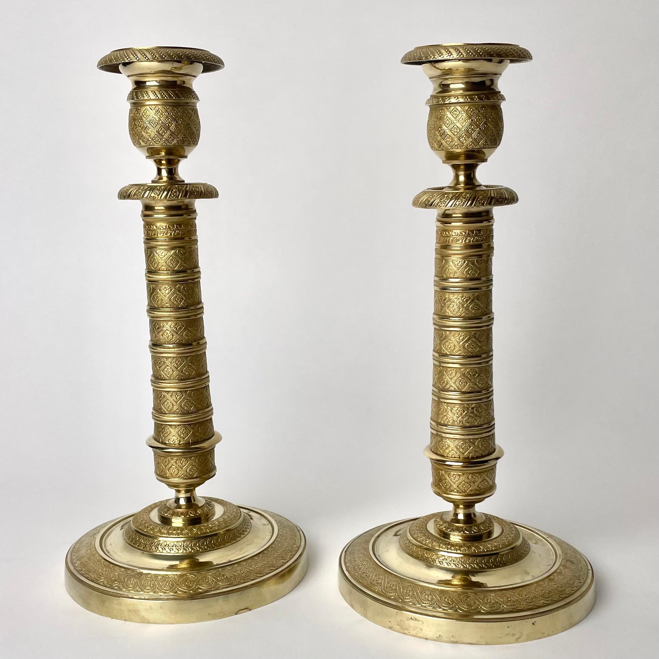 Ein sehr elegantes Paar Empire-Kerzenleuchter aus vergoldeter Bronze. Hergestellt in Frankreich in den 1810er Jahren. Reich verziert mit zeitgenössischen Blumen und Karomustern. Schöne breite Basis.


Abnutzung entsprechend dem Alter und dem