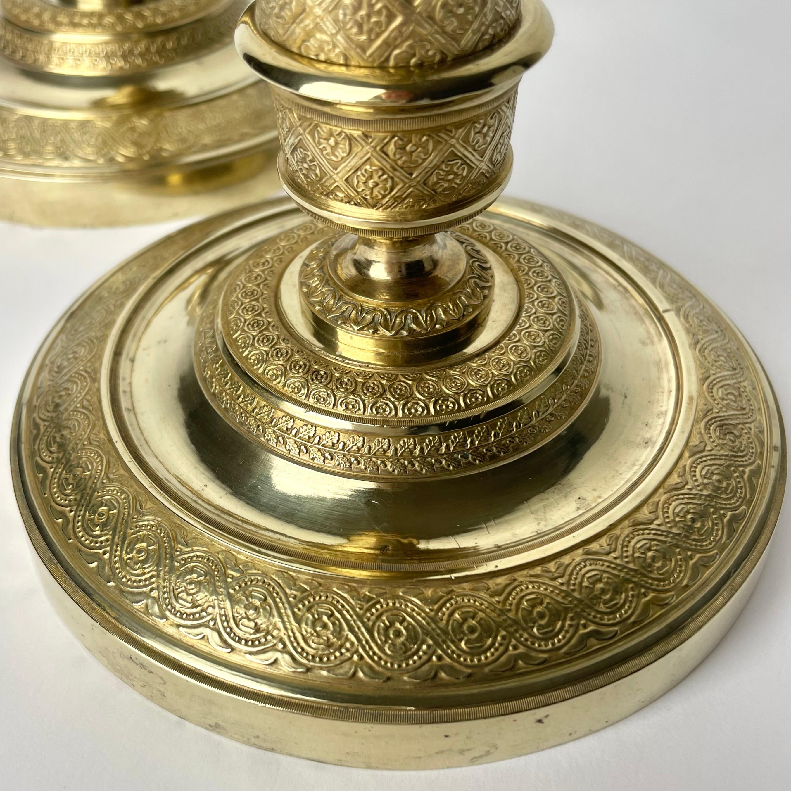 Elegantes Paar Empire-Kerzenleuchter aus vergoldeter Bronze aus den 1810er Jahren.  (Frühes 19. Jahrhundert) im Angebot