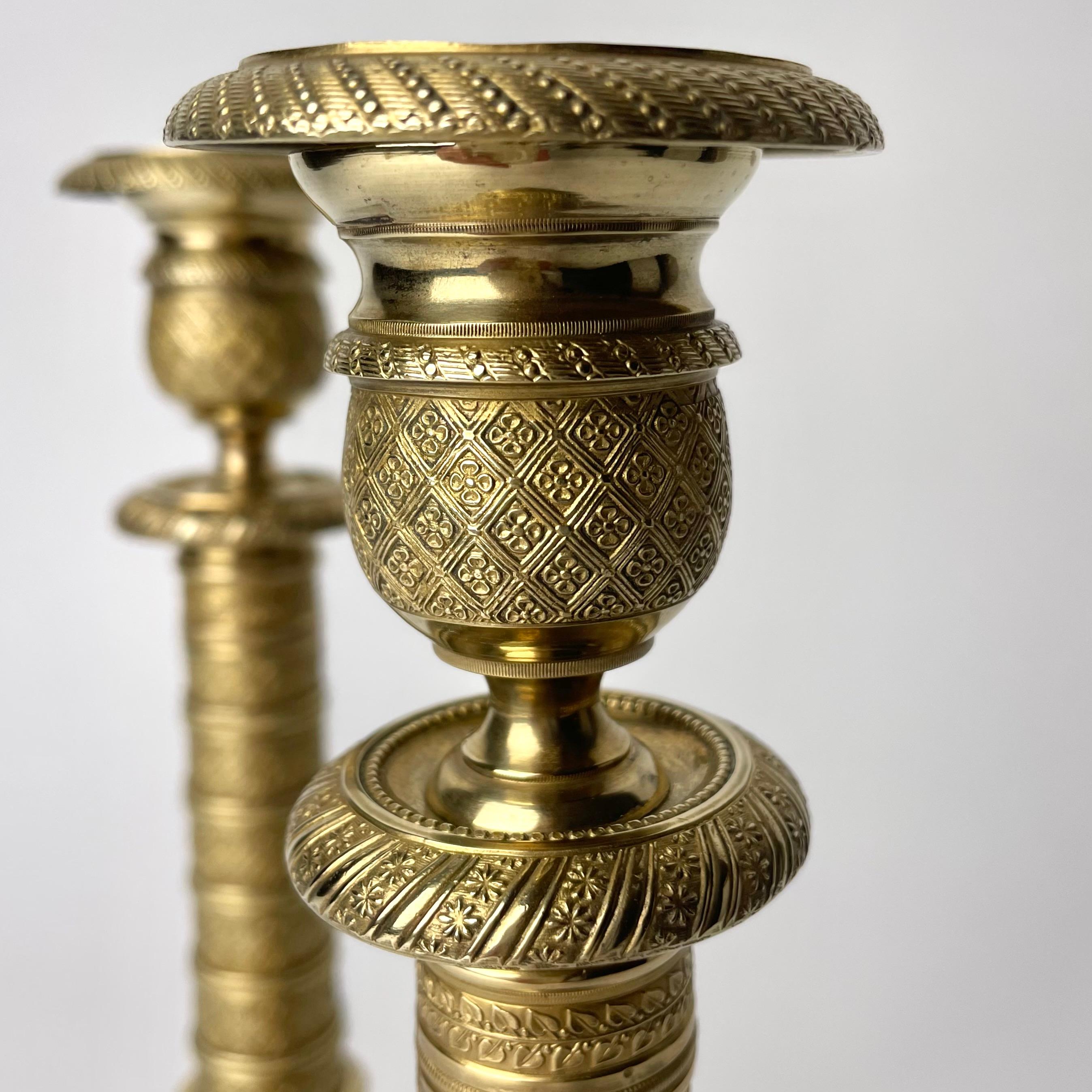 Elegant pair of Empire Candlesticks in gilt bronze from the 1810s.  For Sale 1