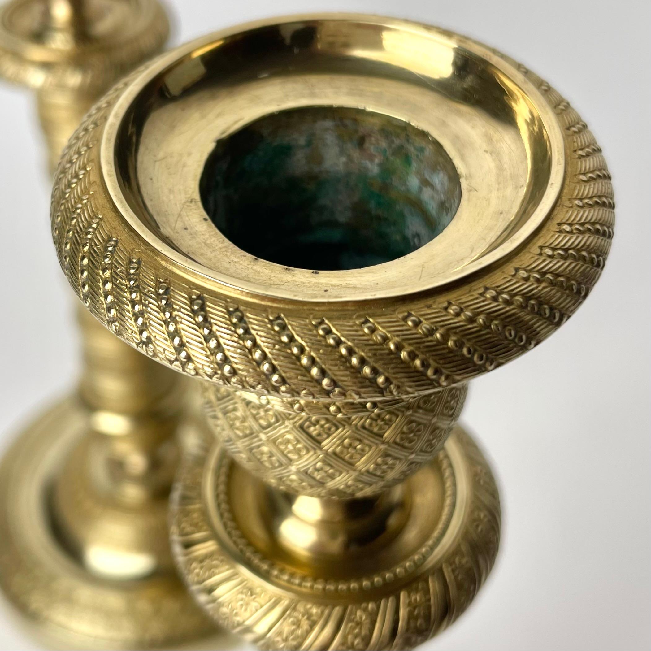 Elegantes Paar Empire-Kerzenleuchter aus vergoldeter Bronze aus den 1810er Jahren.  im Angebot 3