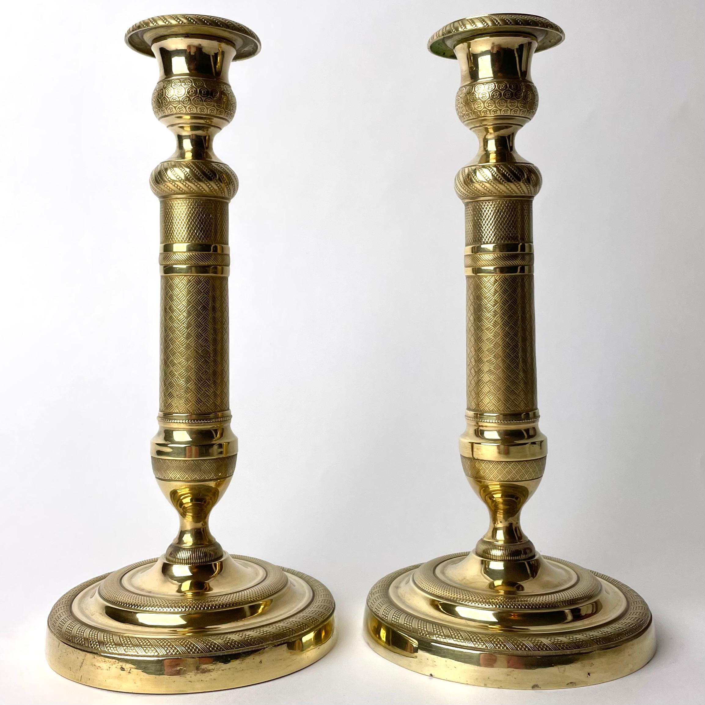 Elegantes Paar Empire-Kerzenleuchter aus vergoldeter Bronze. Hergestellt in Frankreich in den 1820er Jahren. Reich verziert mit zeitgenössischen Dekorationen.

Abnutzung entsprechend dem Alter und dem Gebrauch