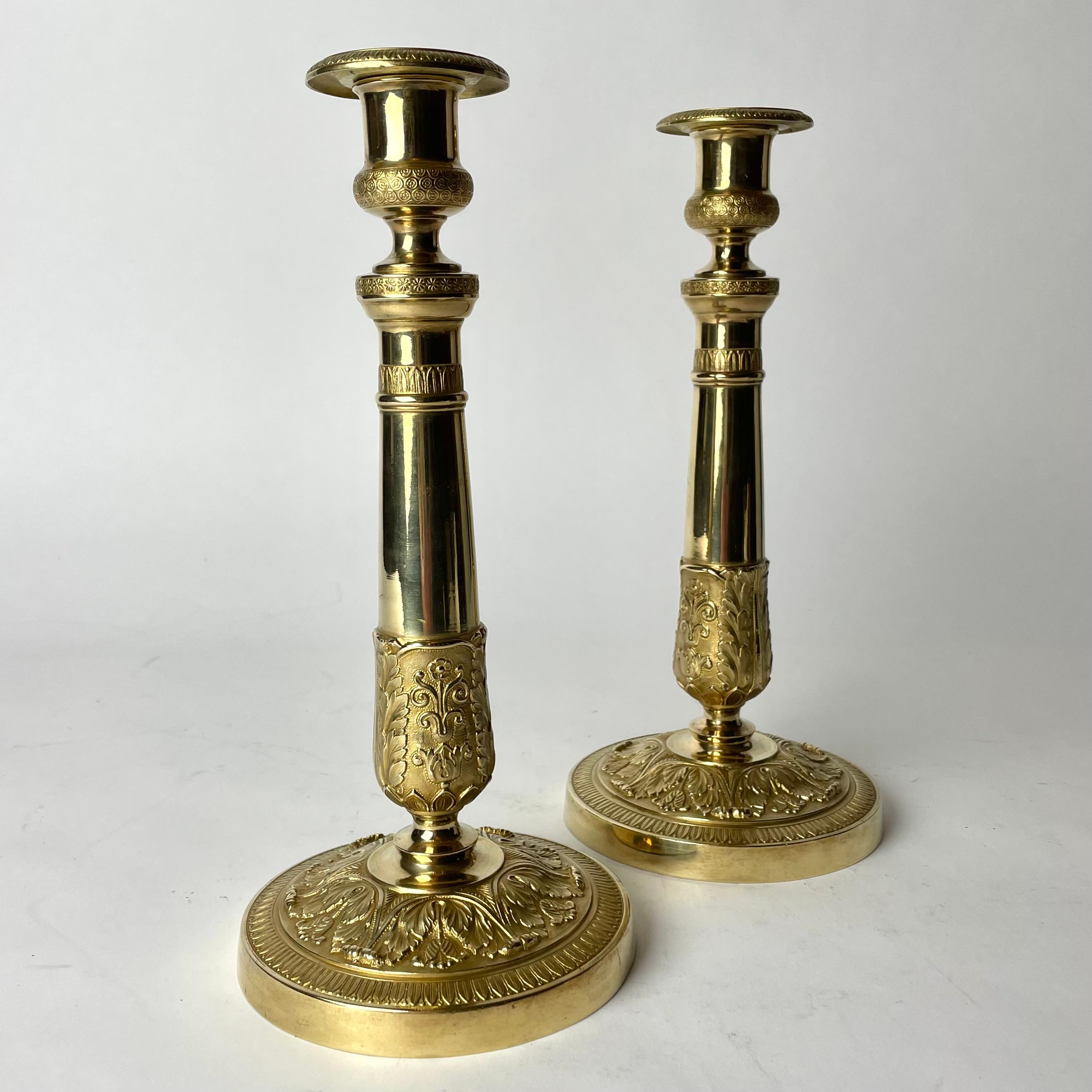 Elegante paire de chandeliers Empire en bronze doré. Fabriqué en France dans les années 1820. Richement décoré de motifs d'époque.

Usure correspondant à l'âge et à l'usage. 