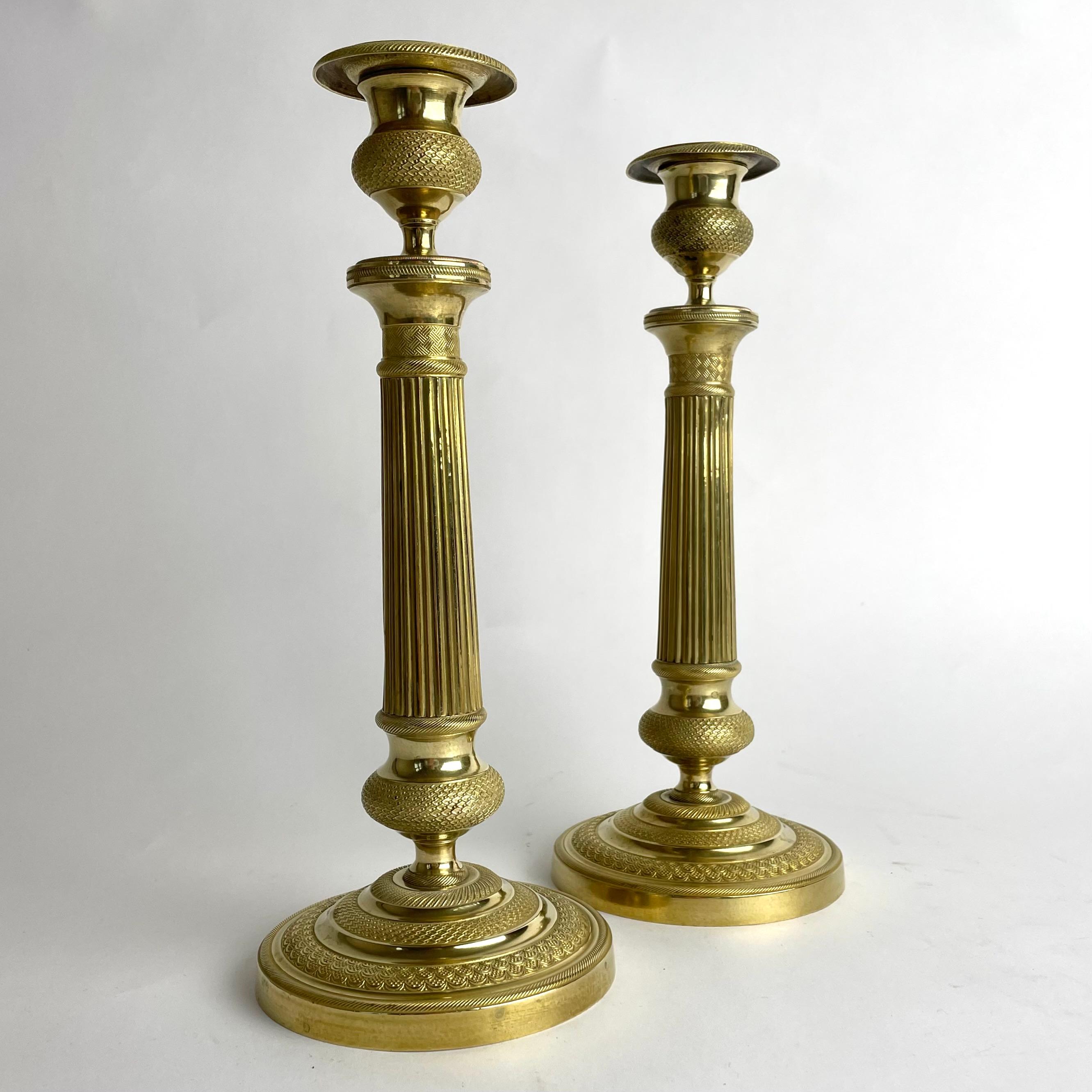 Une très élégante paire de chandeliers Empire en bronze doré. Fabriqué en France dans les années 1820. Richement décorée dans un style d'époque.


Usure correspondant à l'âge et à l'usage. 