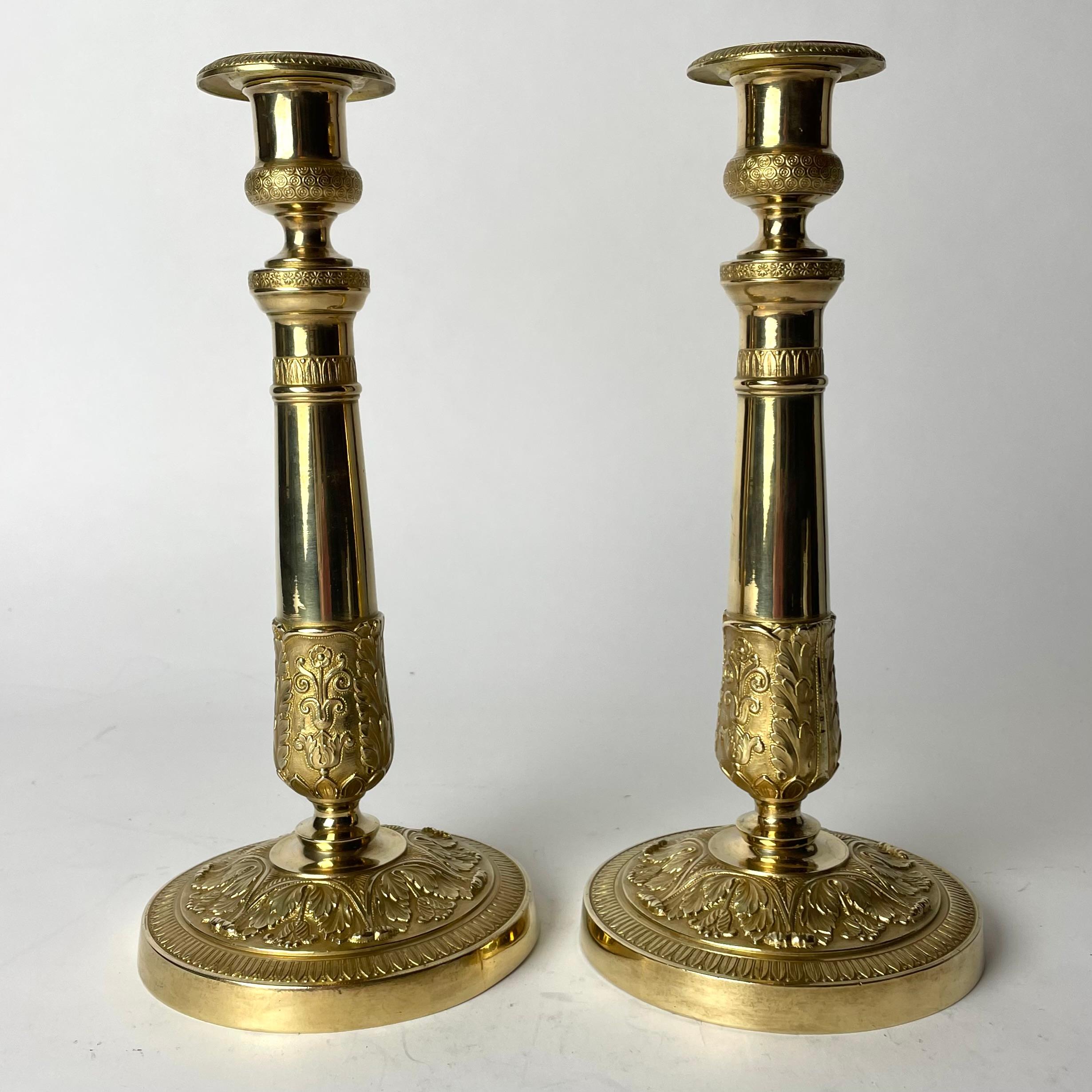 Français Élégante paire de chandeliers Empire en bronze doré des années 1820 en vente