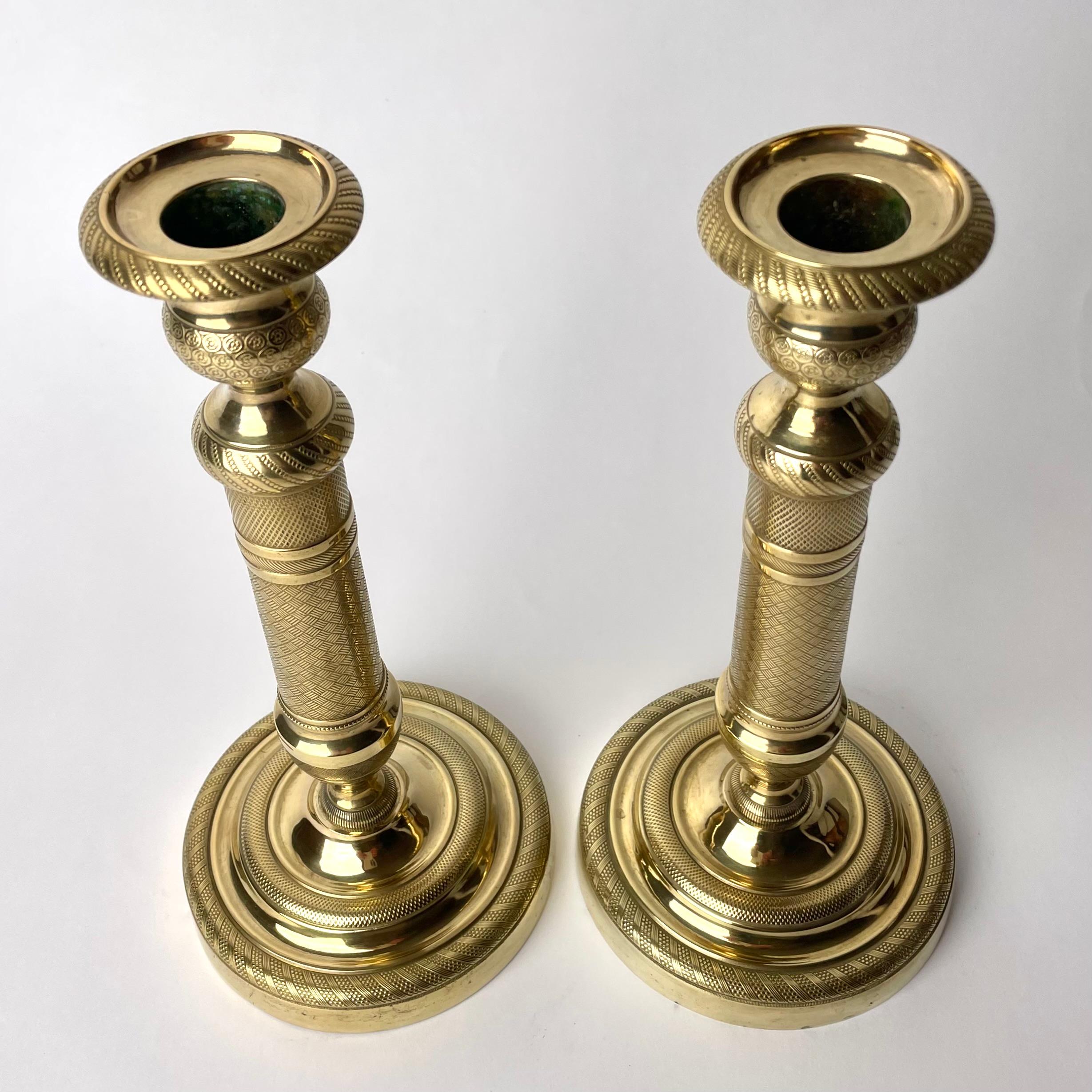 Doré Élégante paire de chandeliers Empire en bronze doré des années 1820 en vente