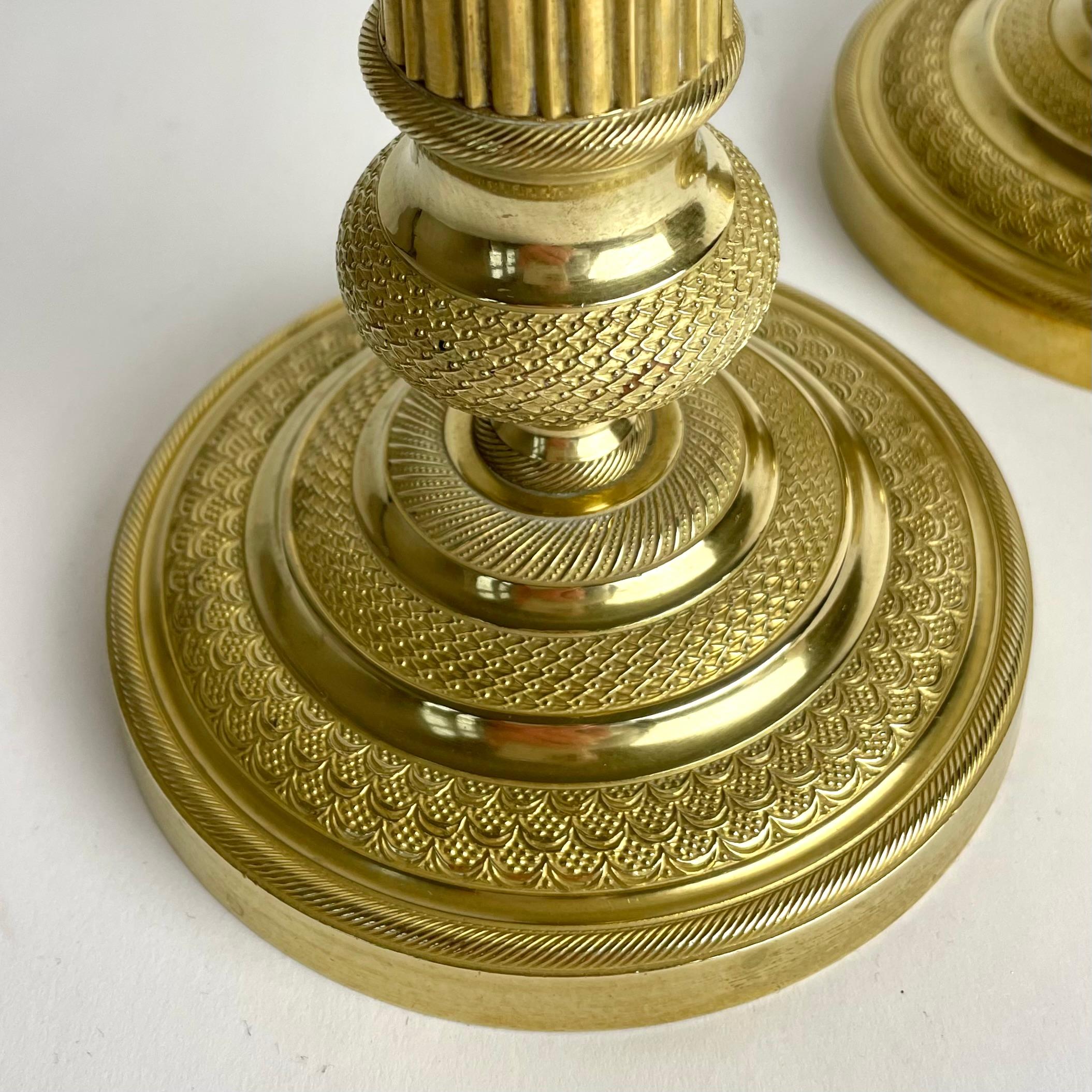 Elegantes Paar Empire-Kerzenleuchter aus vergoldeter Bronze aus den 1820er Jahren.  (Vergoldet) im Angebot