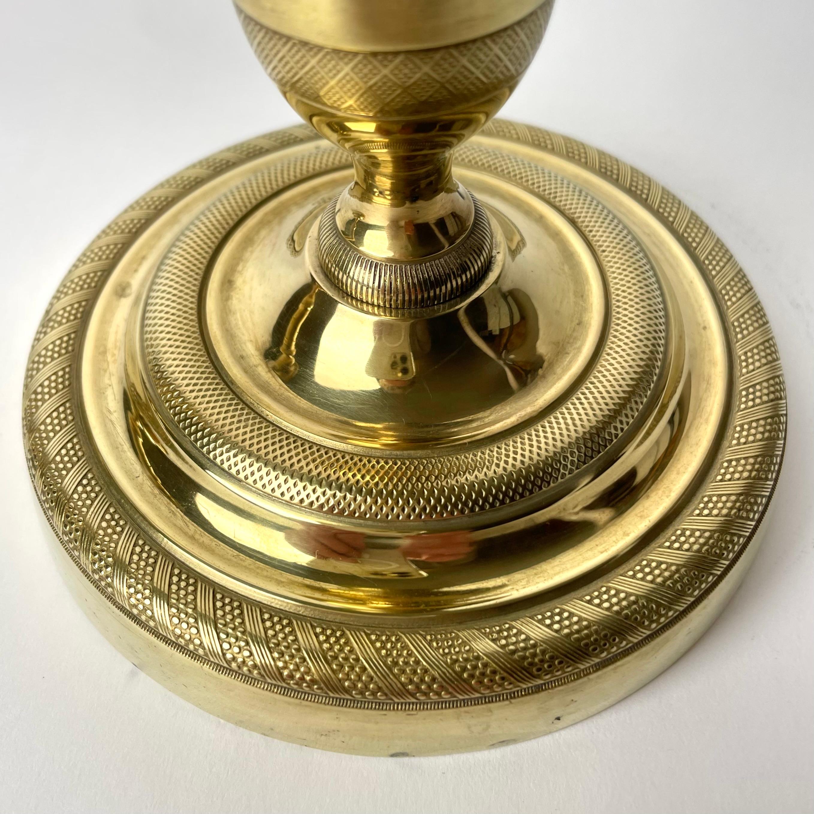 Élégante paire de chandeliers Empire en bronze doré des années 1820 Bon état - En vente à Knivsta, SE