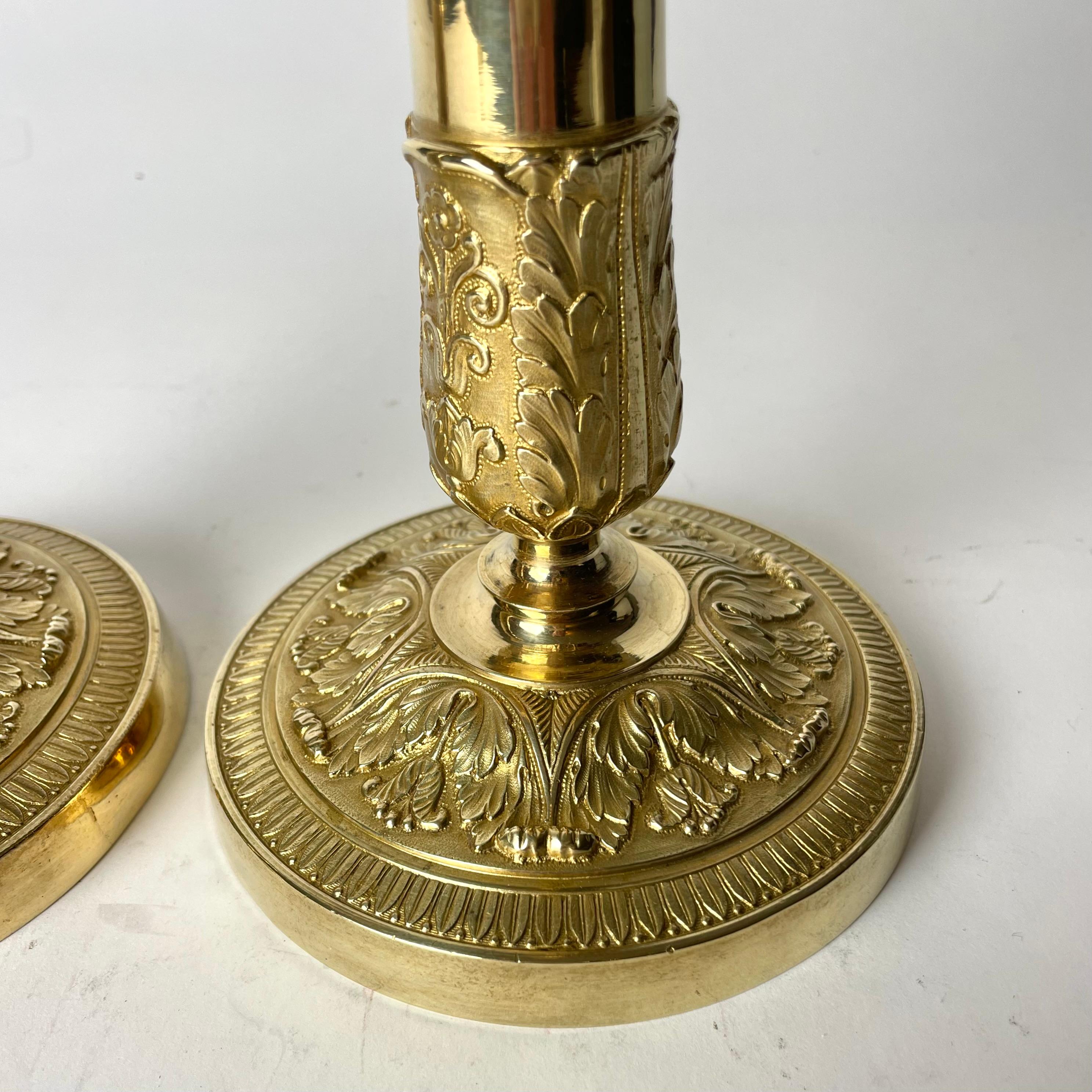 Elegant pair of Empire Candlesticks in gilt bronze from the 1820s In Good Condition For Sale In Knivsta, SE