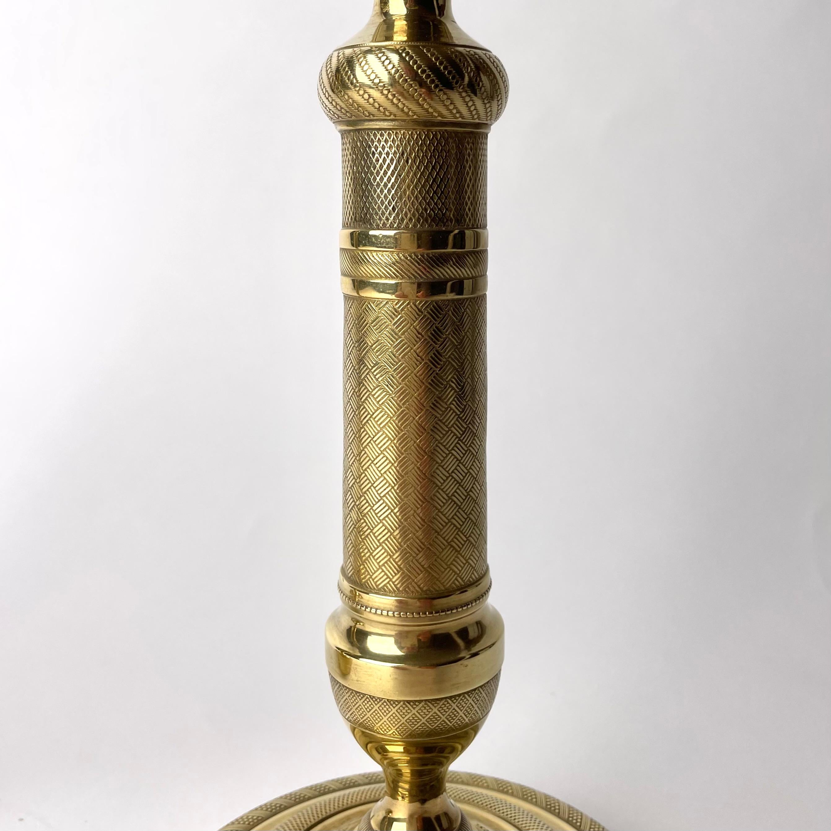 Début du XIXe siècle Élégante paire de chandeliers Empire en bronze doré des années 1820 en vente