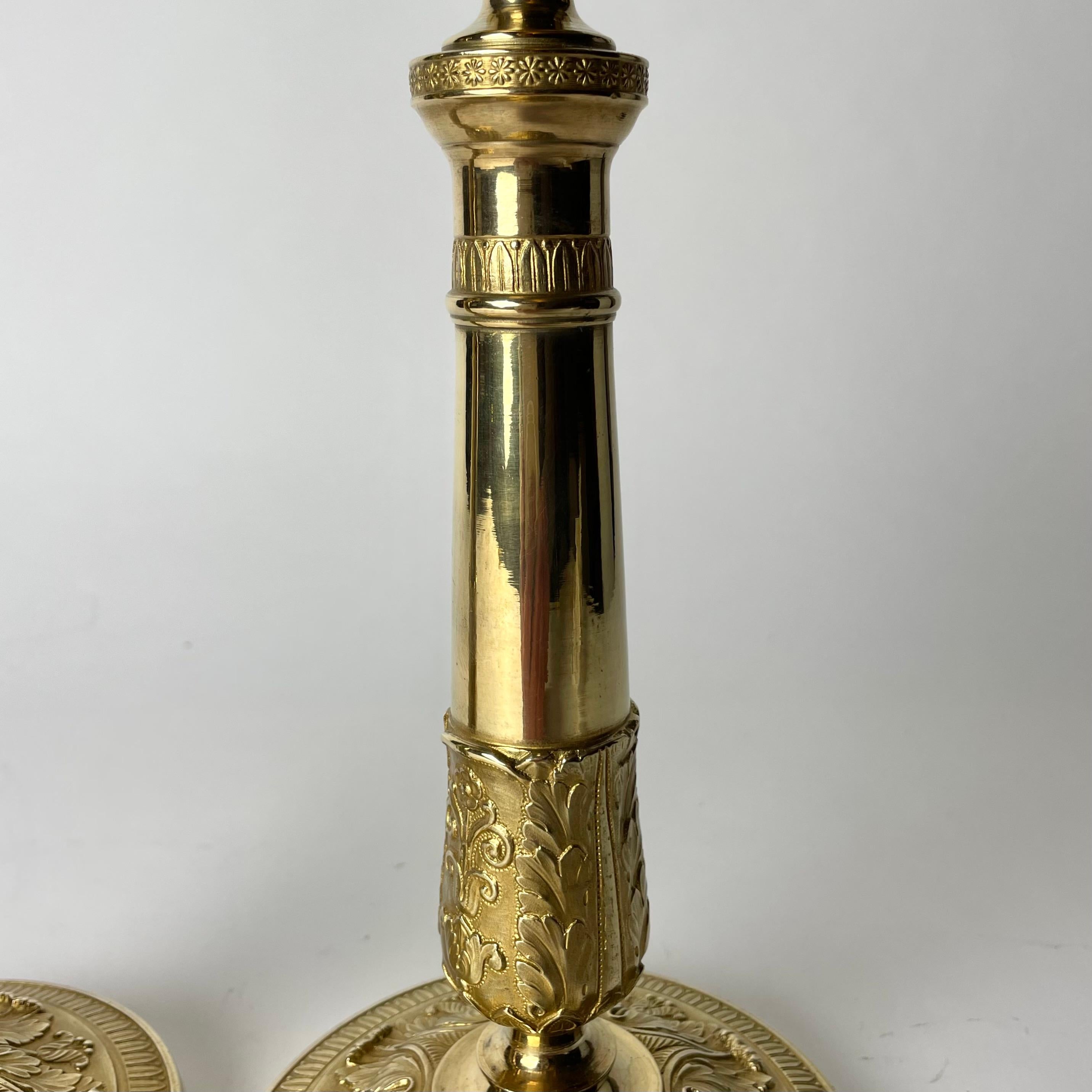 Début du XIXe siècle Élégante paire de chandeliers Empire en bronze doré des années 1820 en vente