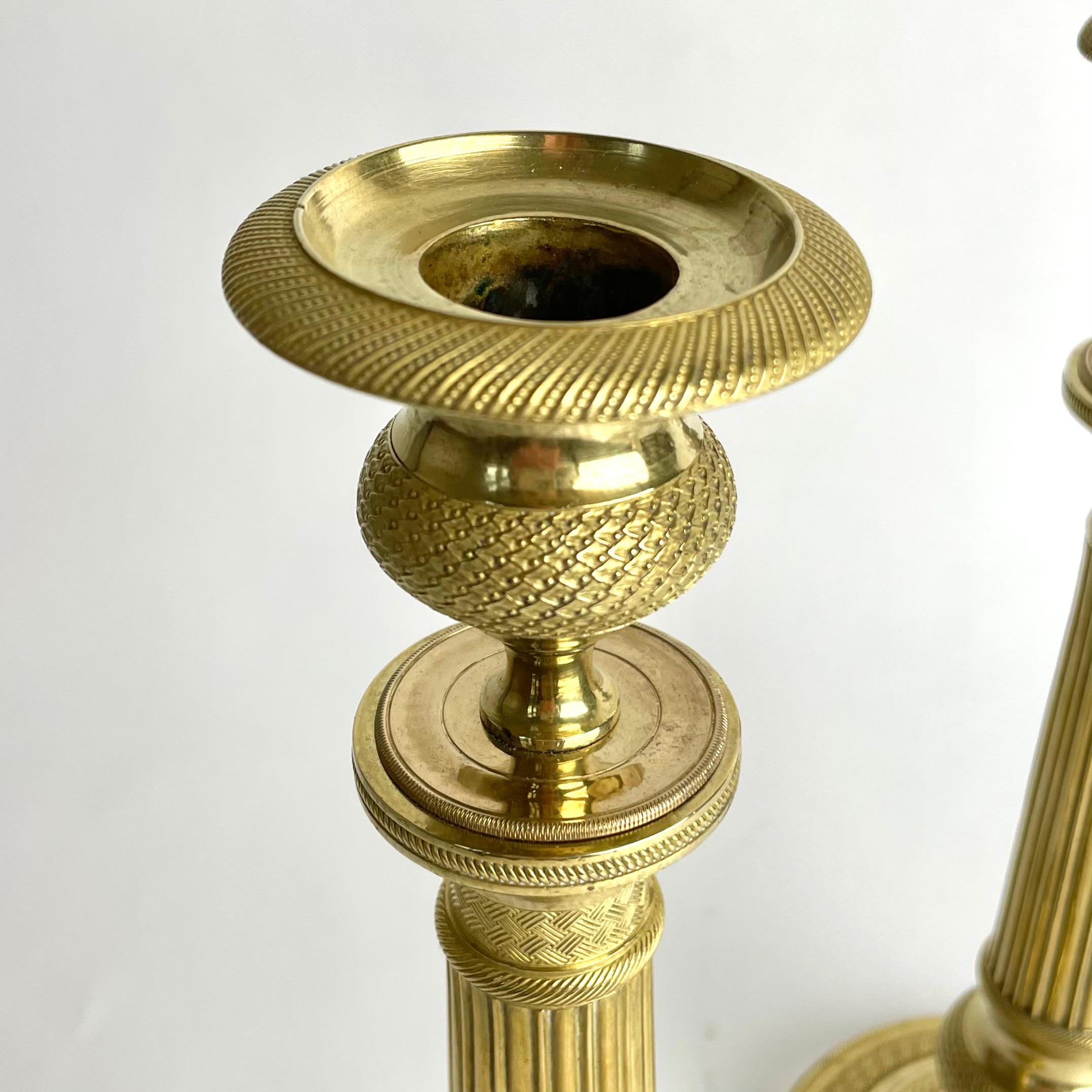 Début du XIXe siècle Élégante paire de chandeliers Empire en bronze doré des années 1820.  en vente