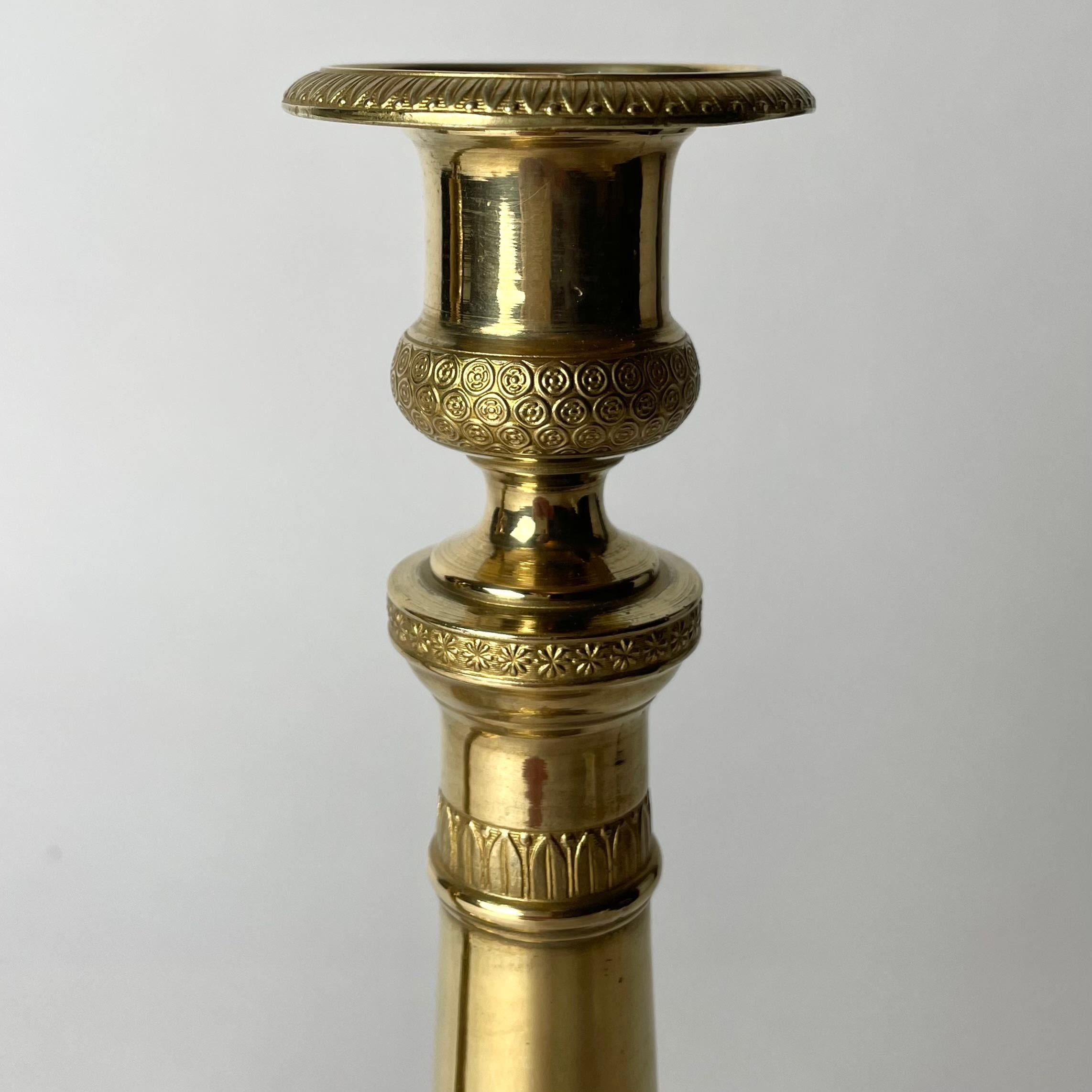 Bronze Elegant pair of Empire Candlesticks in gilt bronze from the 1820s For Sale