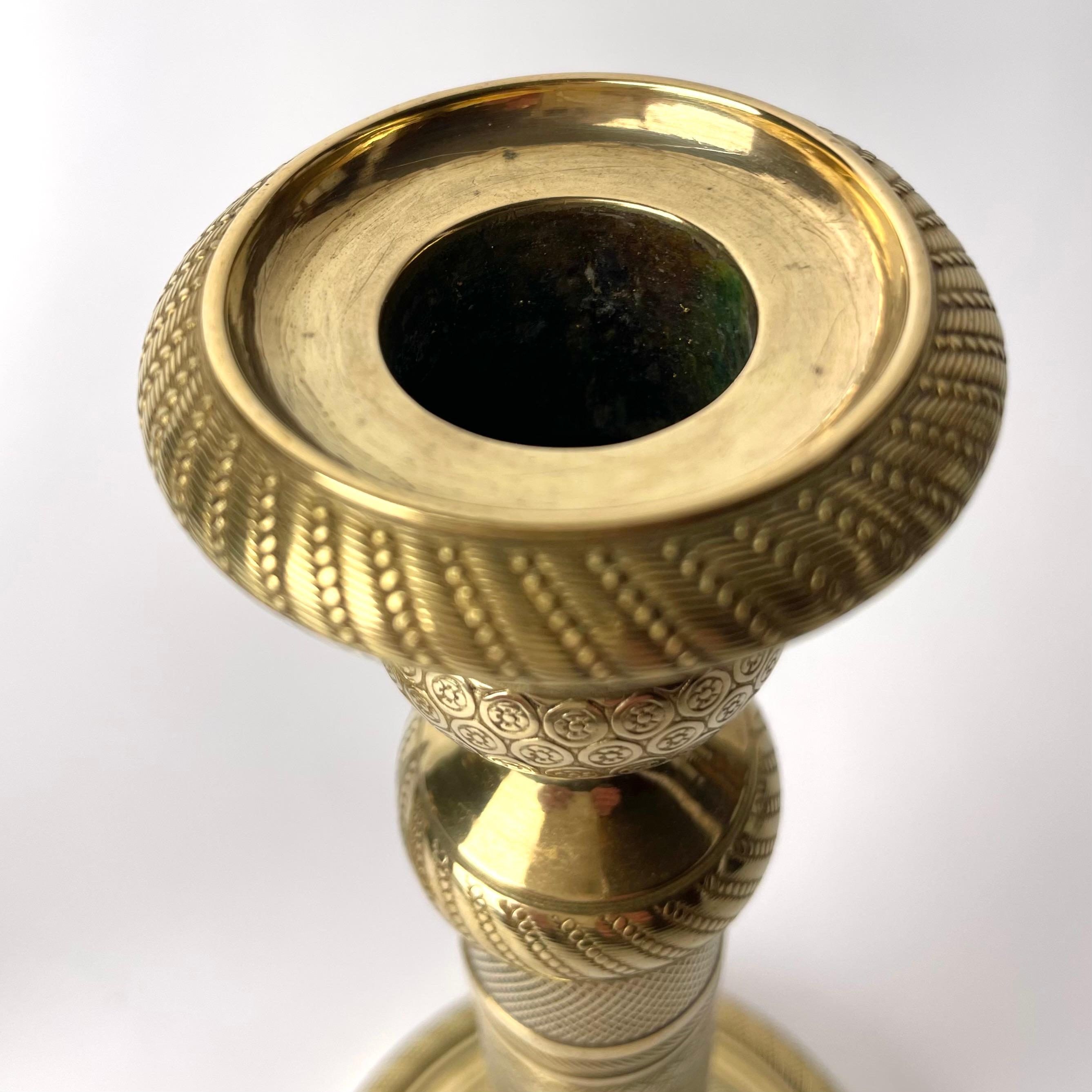 Élégante paire de chandeliers Empire en bronze doré des années 1820 en vente 1