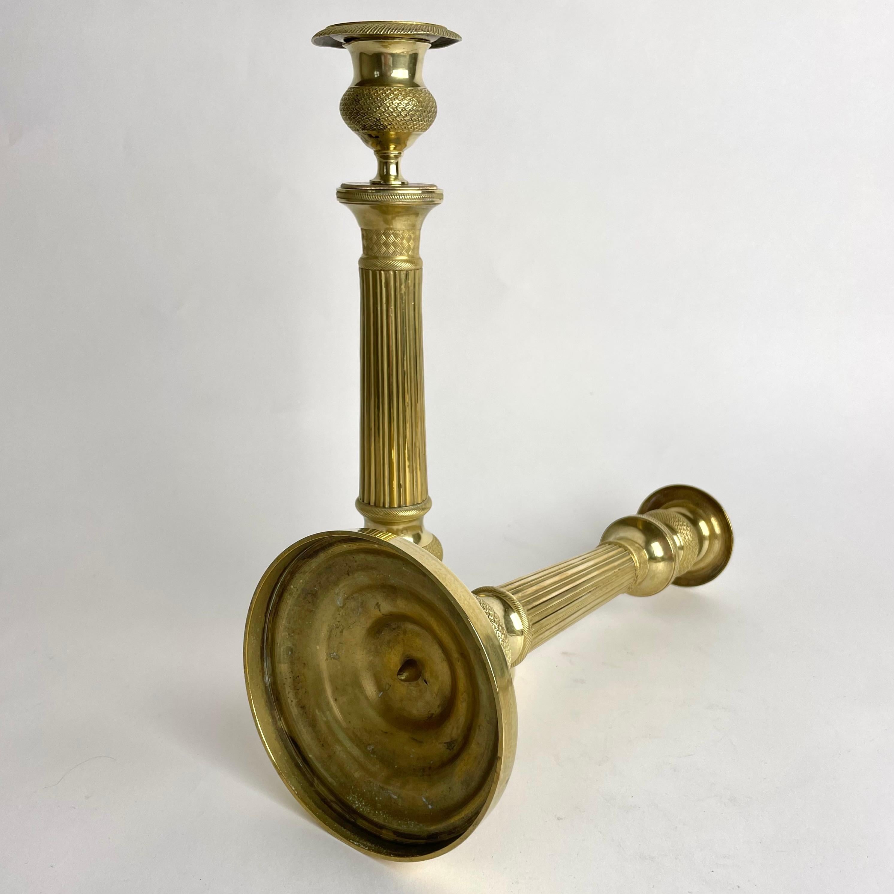 Élégante paire de chandeliers Empire en bronze doré des années 1820.  en vente 1