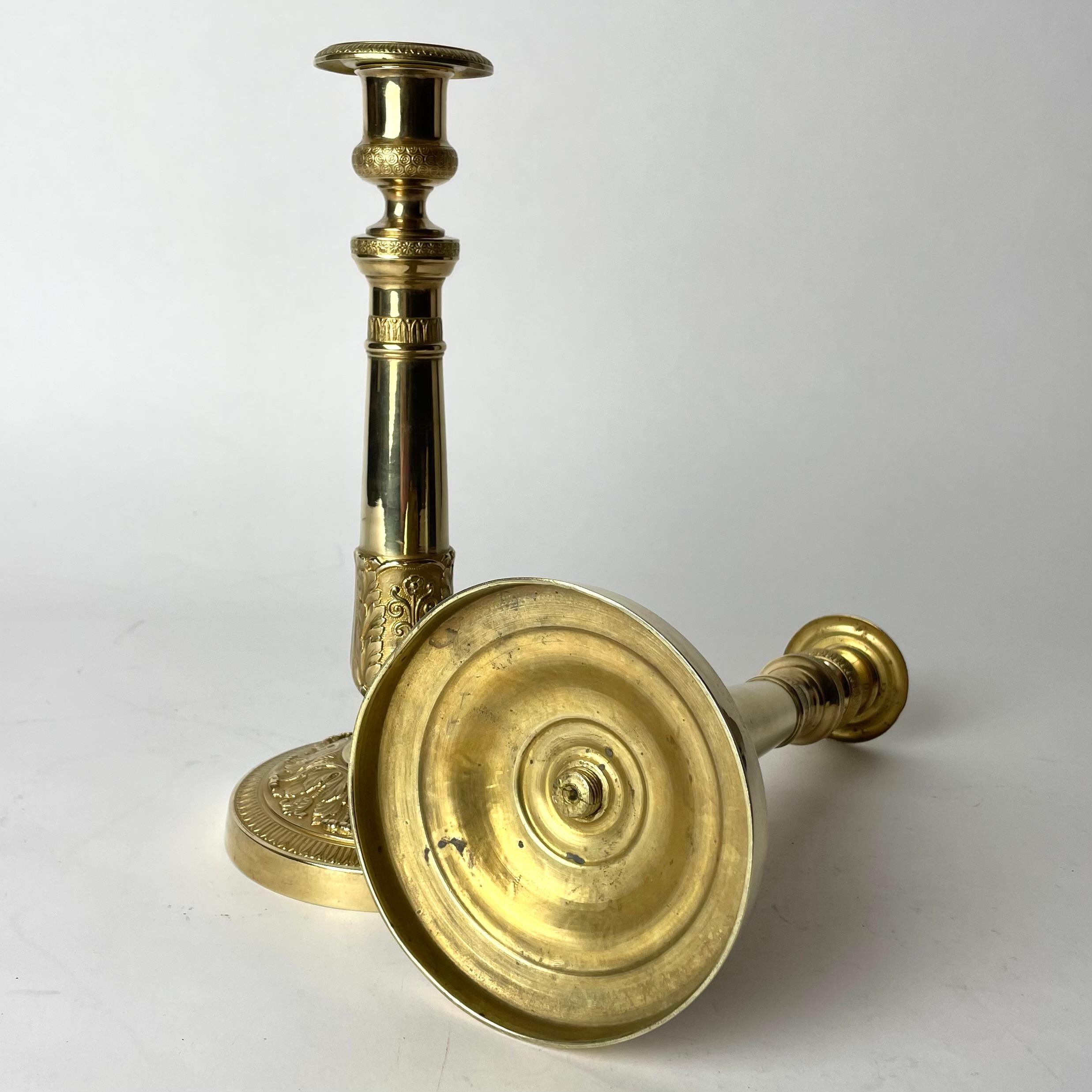 Élégante paire de chandeliers Empire en bronze doré des années 1820 en vente 2