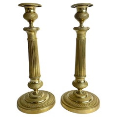 Élégante paire de chandeliers Empire en bronze doré des années 1820.