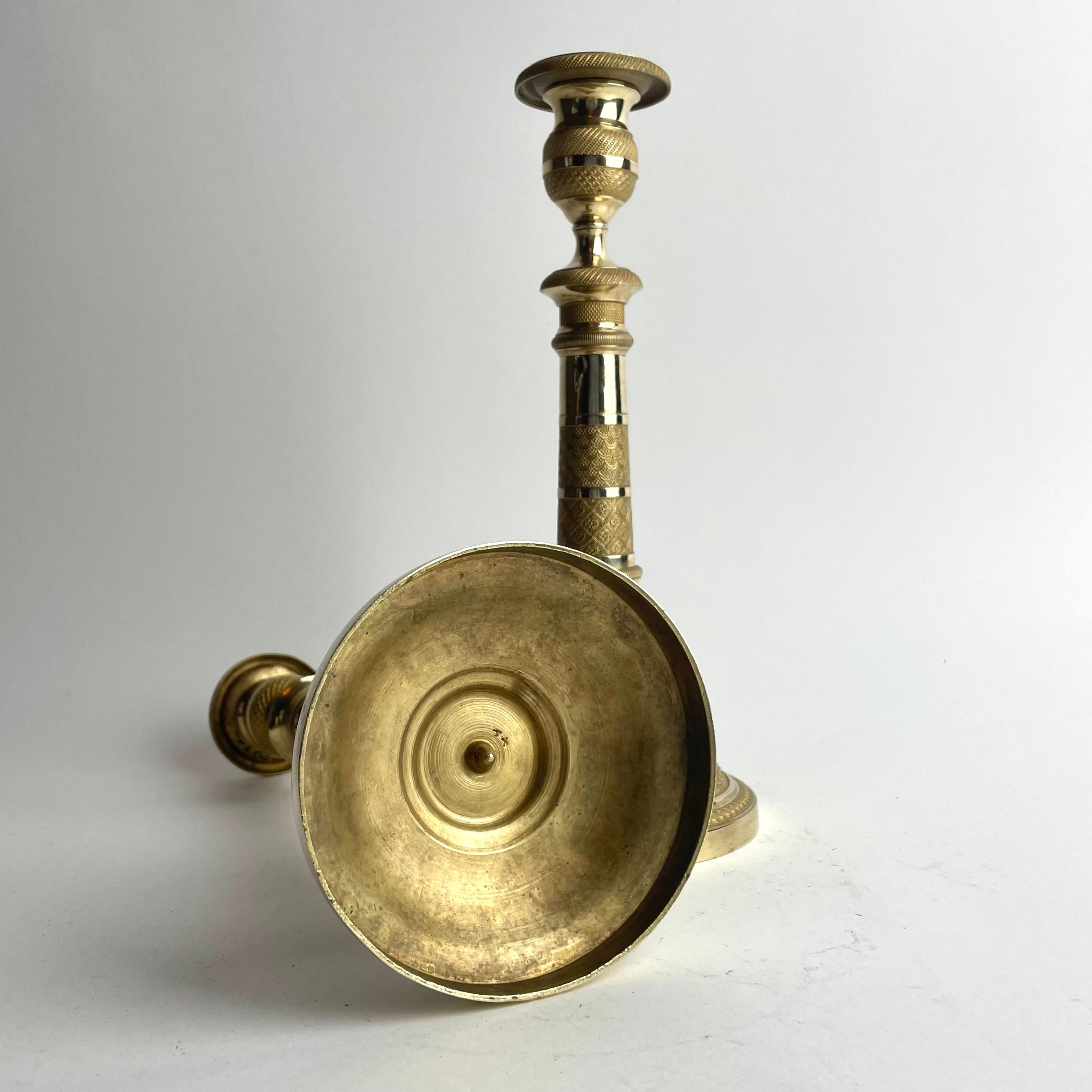 Eleganza della coppia di candelieri impero in bronzo dorato a fuoco, Francia, anni '20 del XIX secolo in vendita 3