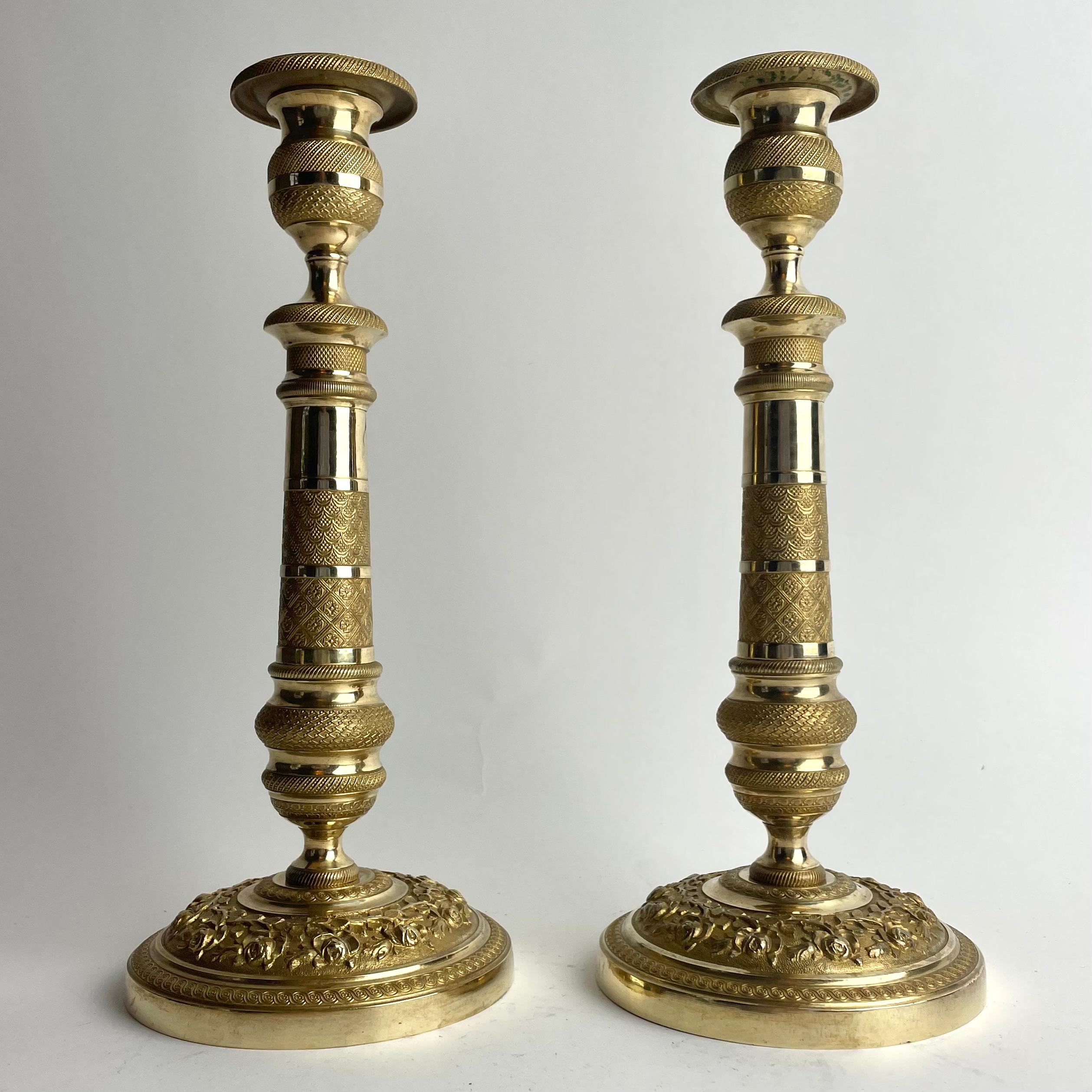 
Eleganza della coppia di candelieri impero in bronzo dorato a fuoco, Francia, anni '20 del XIX secolo

Una magnifica coppia di candelieri Impero in bronzo finemente cesellato e dorato a fuoco, Francia, circa 1820. Questi eleganti pezzi catturano il